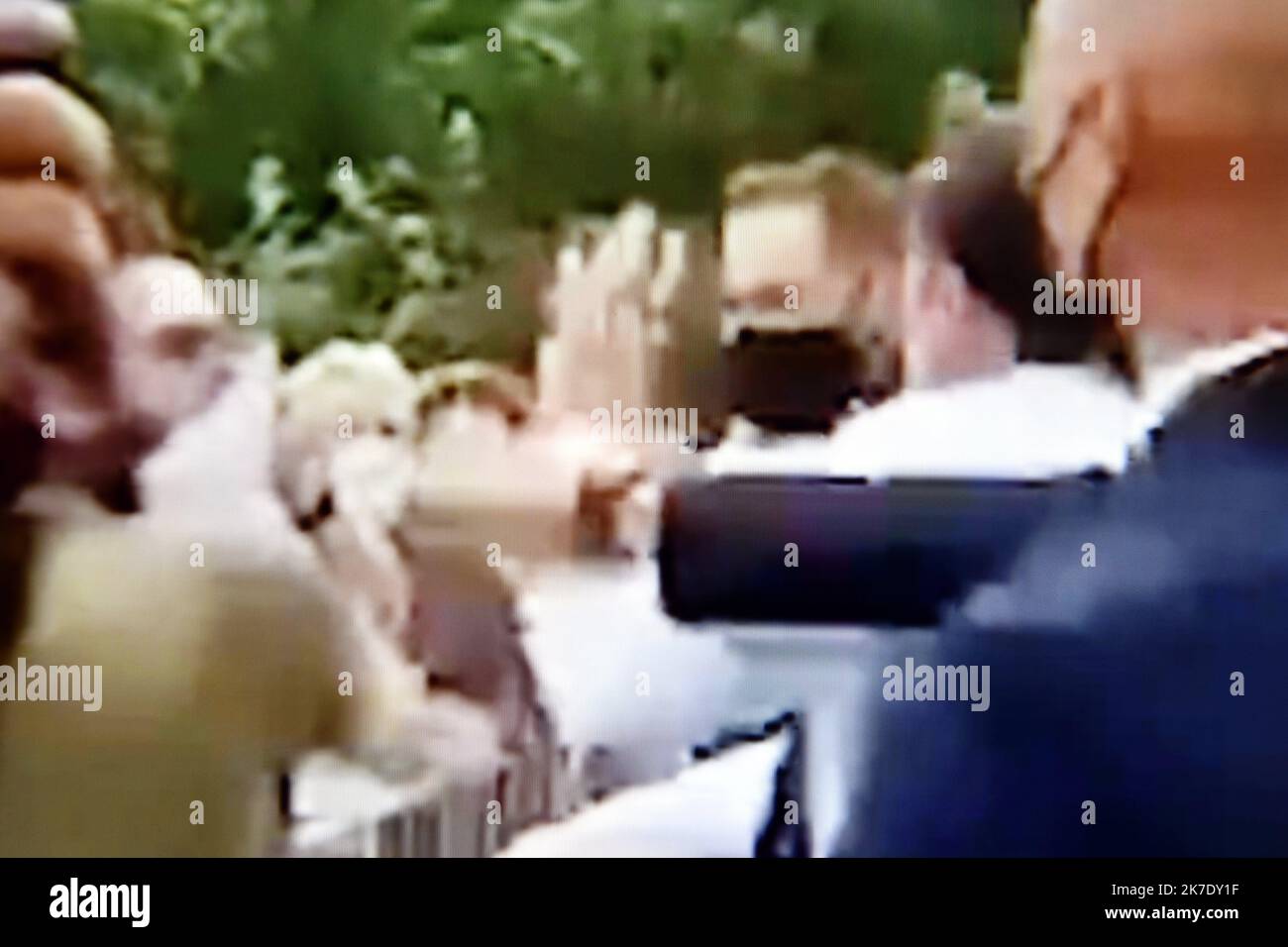 ©PHOTOPQR/L'EST REPUBLICAIN/ALEXANDRE MARCHI ; NANCY ; 08/06/2021 ; POLITIQUE - AGRESSION - MACRON - GIFLE. Nancy 8 juin 2021. UN homme a tenté de gifler le président de la République, Emmanuel MACRON, lors d'un déplacement à Tain-l'Hermitage. Deux personnes Damien T. et Arthur C., originaires de la commune de Saint-Vallier, ont été interpellées. FOTOAUFNAHME D'ECRAN Alexandre MARCHI (d'après la vidéo Twitter @AlexpLille). Tain l'Hermitage, Frankreich, juni 8. 2021. Der französische Präsident besucht die FNB-Schule. Er wurde von einem Mann in der Menge geschlagen Stockfoto