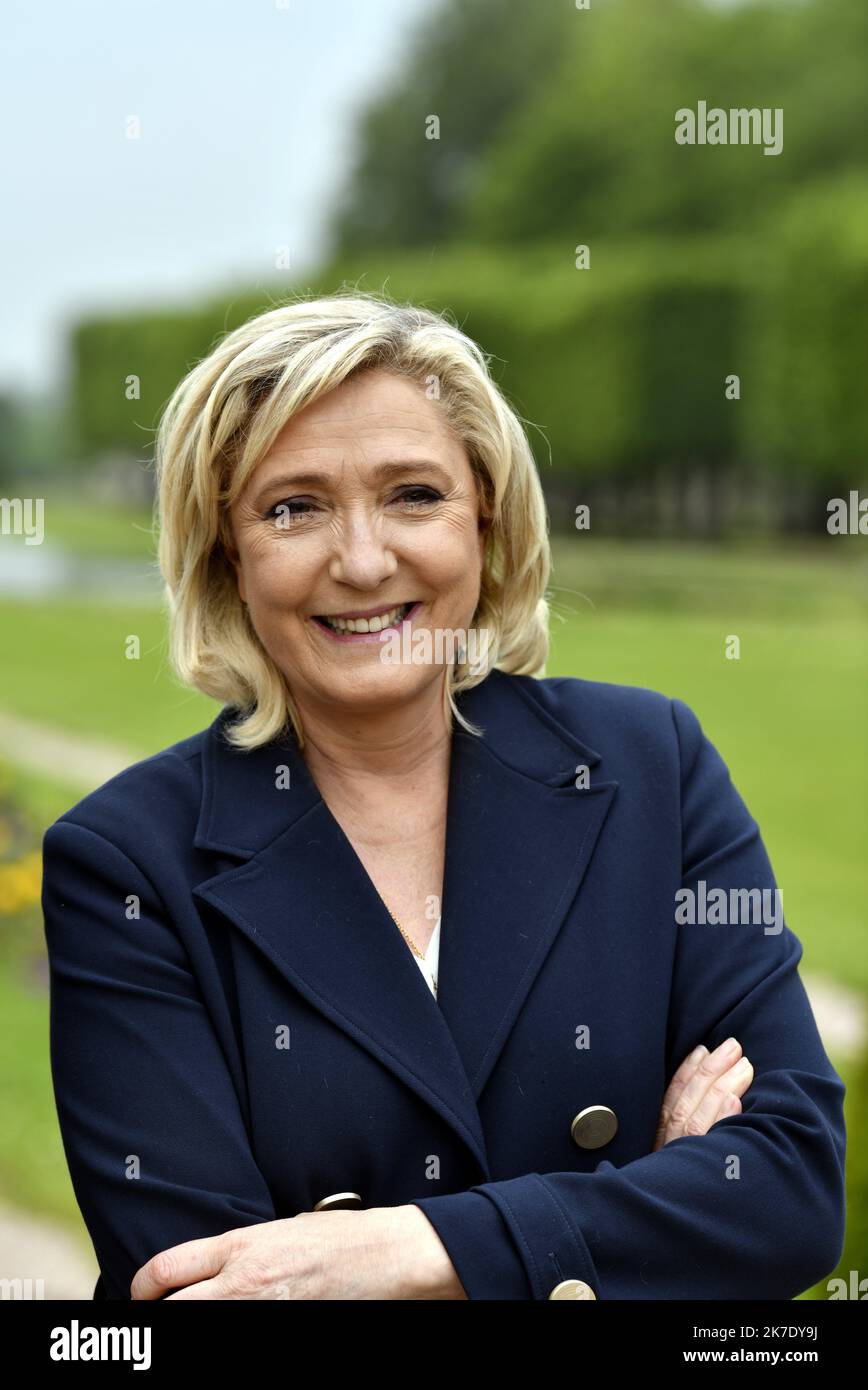 ©PHOTOPQR/L'EST REPUBLICAIN/ALEXANDRE MARCHI ; LUNEVILLE ; 08/06/2021 ; POLITIQUE - RN - RASSEMBLEMENT NATIONAL - DEPLACEMENT DE MARINE LE PEN - ELECTION REGIONALE GRAND EST 2021. Lunéville (54) 8 juin 2021. Marine LE PEN, présidente du Rassemblement Nationale et candidate à l'élection présidentielle de 2022, dans les jardins du château de Lunéville (Meurthe-et-Moselle) lors de son déplacement de soutien à Laurent JACOBELLI, tête de list pour l'élection régionale dans le Grand Est. FOTO Alexandre MARCHI. Marine LE PEN, Präsidentin der Nationalen Rallye und Kandidat für das Präsidentenamt 2022 Stockfoto