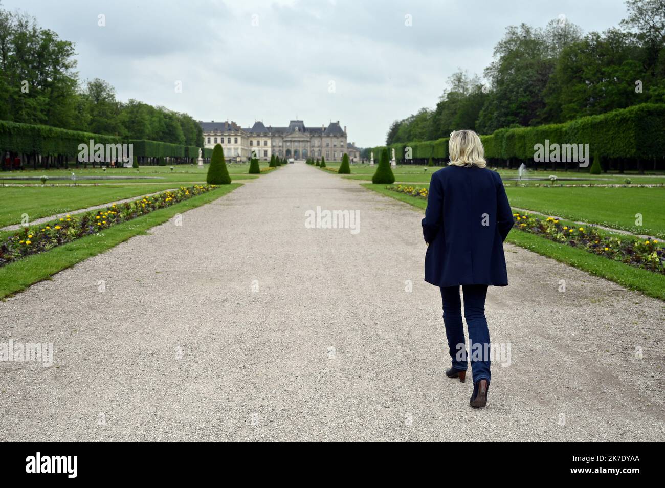 ©PHOTOPQR/L'EST REPUBLICAIN/ALEXANDRE MARCHI ; LUNEVILLE ; 08/06/2021 ; POLITIQUE - RN - RASSEMBLEMENT NATIONAL - DEPLACEMENT DE MARINE LE PEN - ELECTION REGIONALE GRAND EST 2021. Lunéville (54) 8 juin 2021. Marine LE PEN, présidente du Rassemblement Nationale et candidate à l'élection présidentielle de 2022, dans les jardins du château de Lunéville (Meurthe-et-Moselle) lors de son déplacement de soutien à Laurent JACOBELLI, tête de list pour l'élection régionale dans le Grand Est. FOTO Alexandre MARCHI. Marine LE PEN, Präsidentin der Nationalen Rallye und Kandidat für das Präsidentenamt 2022 Stockfoto