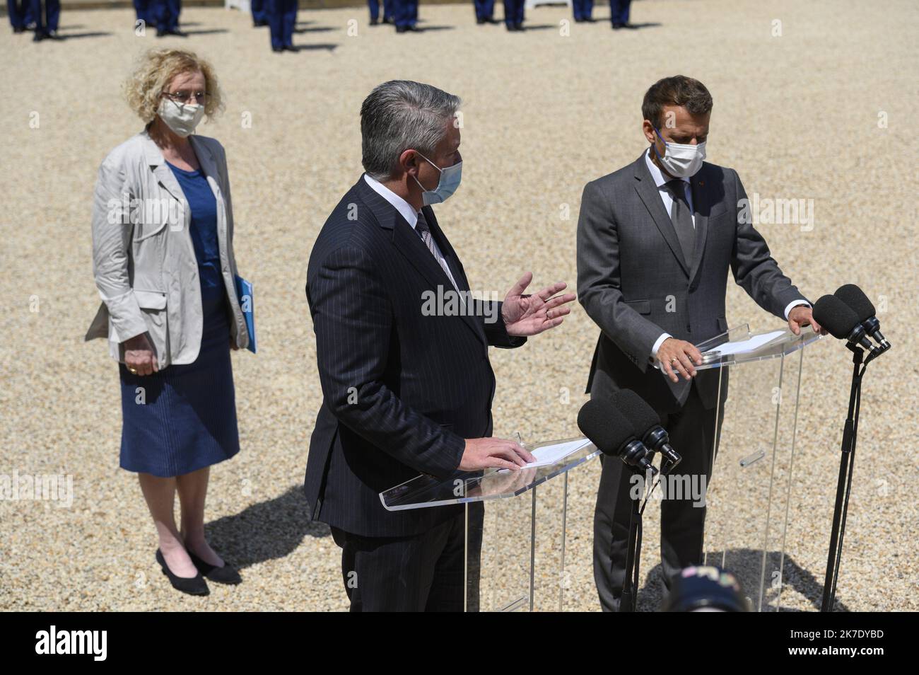 ©Julien Mattia / Le Pictorium/MAXPPP - Julien Mattia / Le Pictorium - 09/06/2021 - Frankreich / Ile-de-France / Paris - le President de la Republique, Emmanuel Macron recevait le Secretaire General de l'OCDE, Mathias Cormann au Palais de l'Elysee, le 9 Juin 2021. EnPresence egalement de Muriel Penicaud la Ministre du travail. / 09/06/2021 - Frankreich / Ile-de-France (Region) / Paris - der Präsident der Republik Emmanuel Macron hat am 9. Juni 2021 den Generalsekretär der OECD, Mathias Cormann, im Elysee-Palast empfangen. Ebenfalls anwesend war der Arbeitsminister Muriel Penicaud. Stockfoto