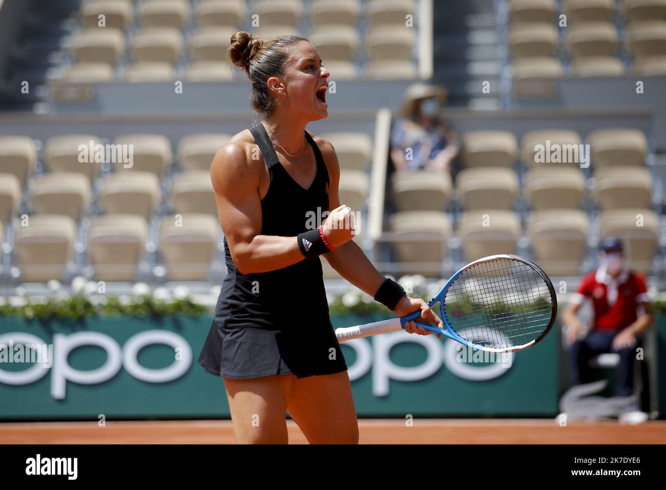 ©Sebastien Muylaert/MAXPPP - Maria Sakkari aus Griechenland feiert während ihres Viertelfinalspiels der Damen gegen IGA Swiatek aus Polen am Tag Eleven der French Open 2021 bei Roland Garros in Paris, Frankreich. 09.06.2021 Stockfoto
