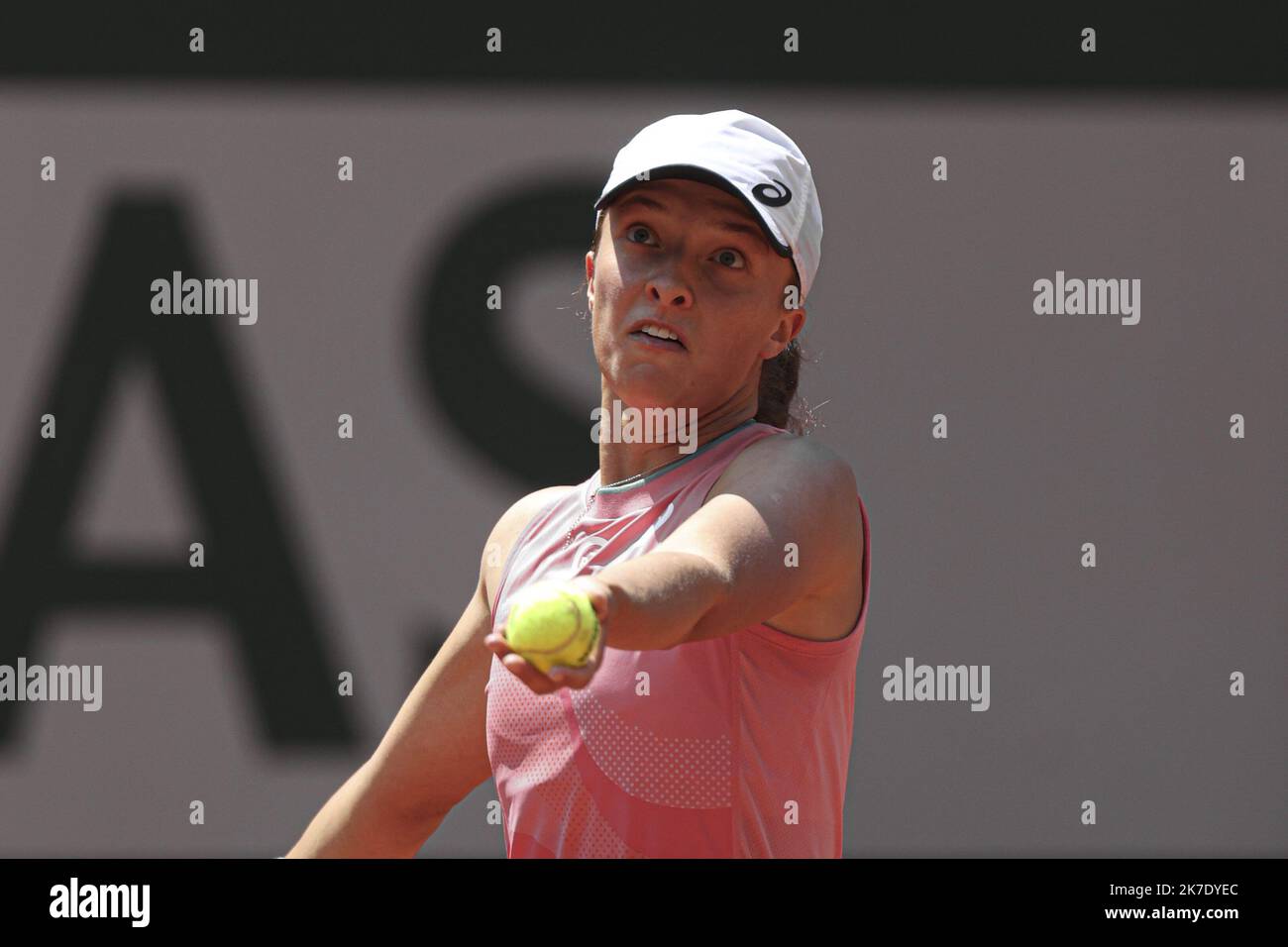 ©Sebastien Muylaert/MAXPPP - die Polin IGA Swiatek tritt bei ihrem Viertelfinalspiel der Damen gegen Maria Sakkari aus Griechenland am Tag Eleven der French Open 2021 bei Roland Garros in Paris an. 09.06.2021 Stockfoto
