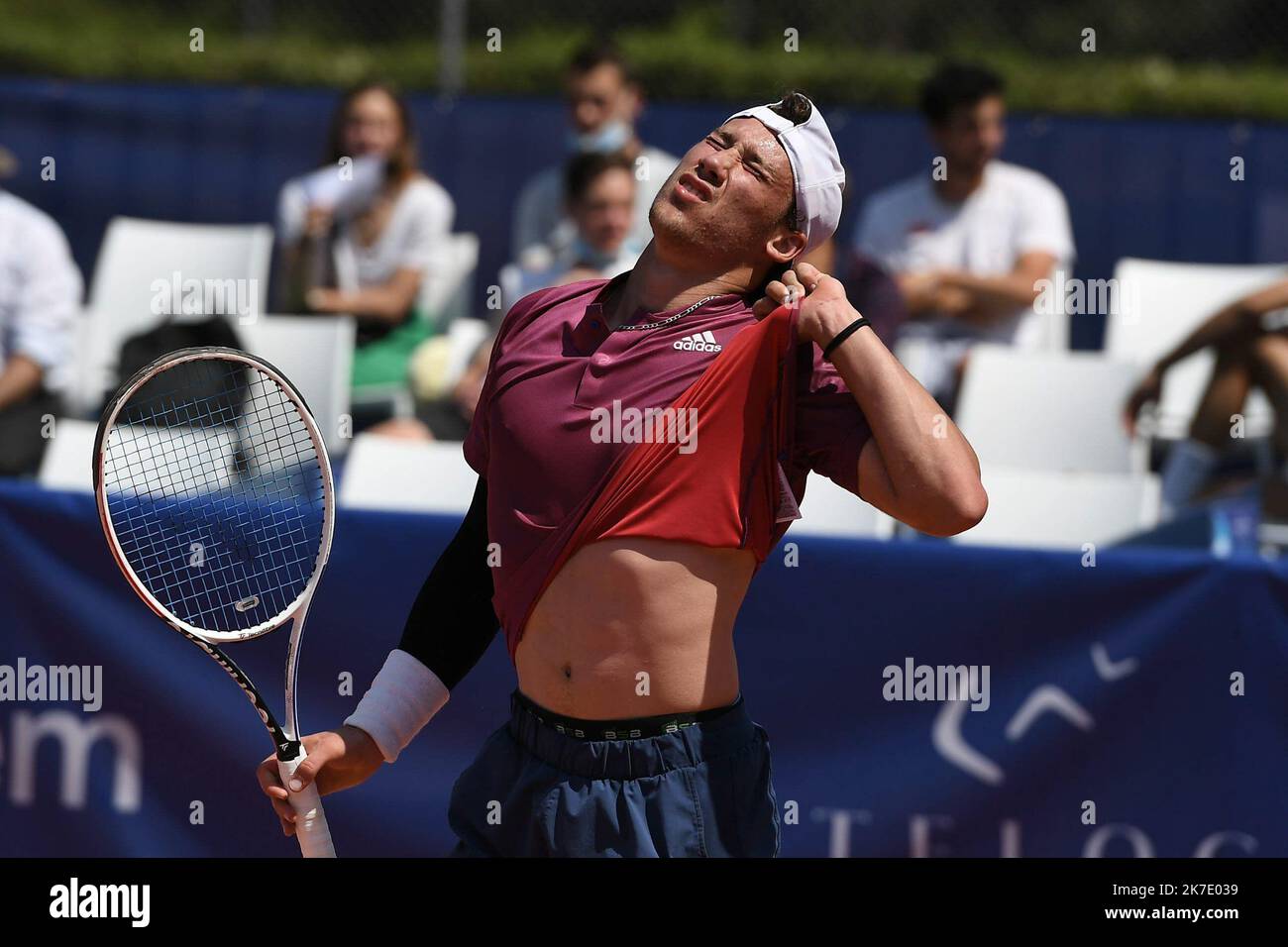 ©PHOTOPQR/LE PROGRES/Joël PHILIPPON - Villeurbanne 10/06/2021 - Open Sopra Steria Challenger ATP 100. 10 juin 2021 -Pablo Cuevas (maillot noir)- Kyrian Jacquet (maillot bordeaux). Tournoi Open Sopra Steria Challenger ATP 100 de Lyon. Stockfoto