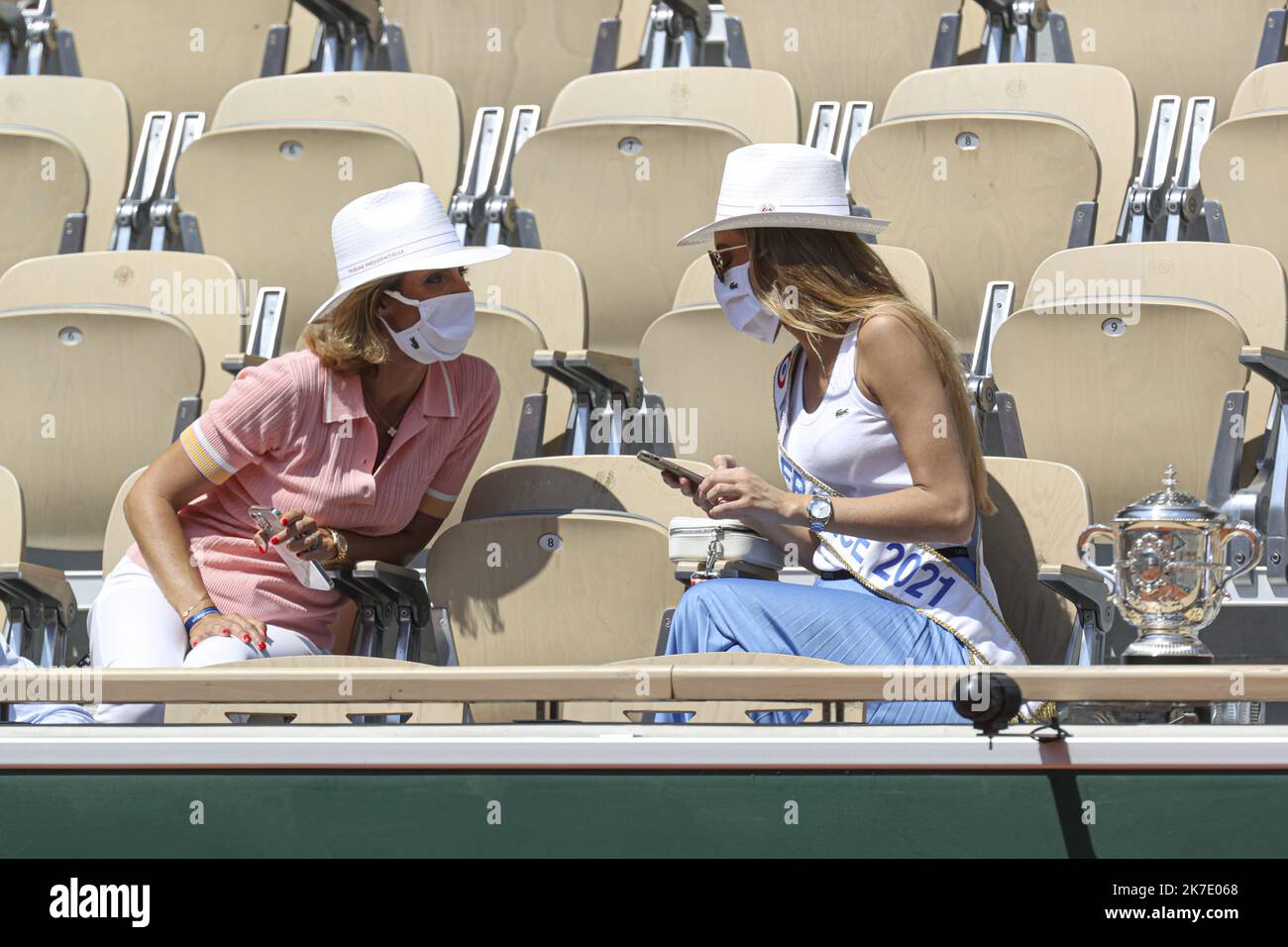 ©Sebastien Muylaert/MAXPPP - Amandine Petit und Sylvie Tellier nehmen an der achten Runde von Roland Garros bei Roland Garros in Paris Teil. 10.06.2021 Stockfoto