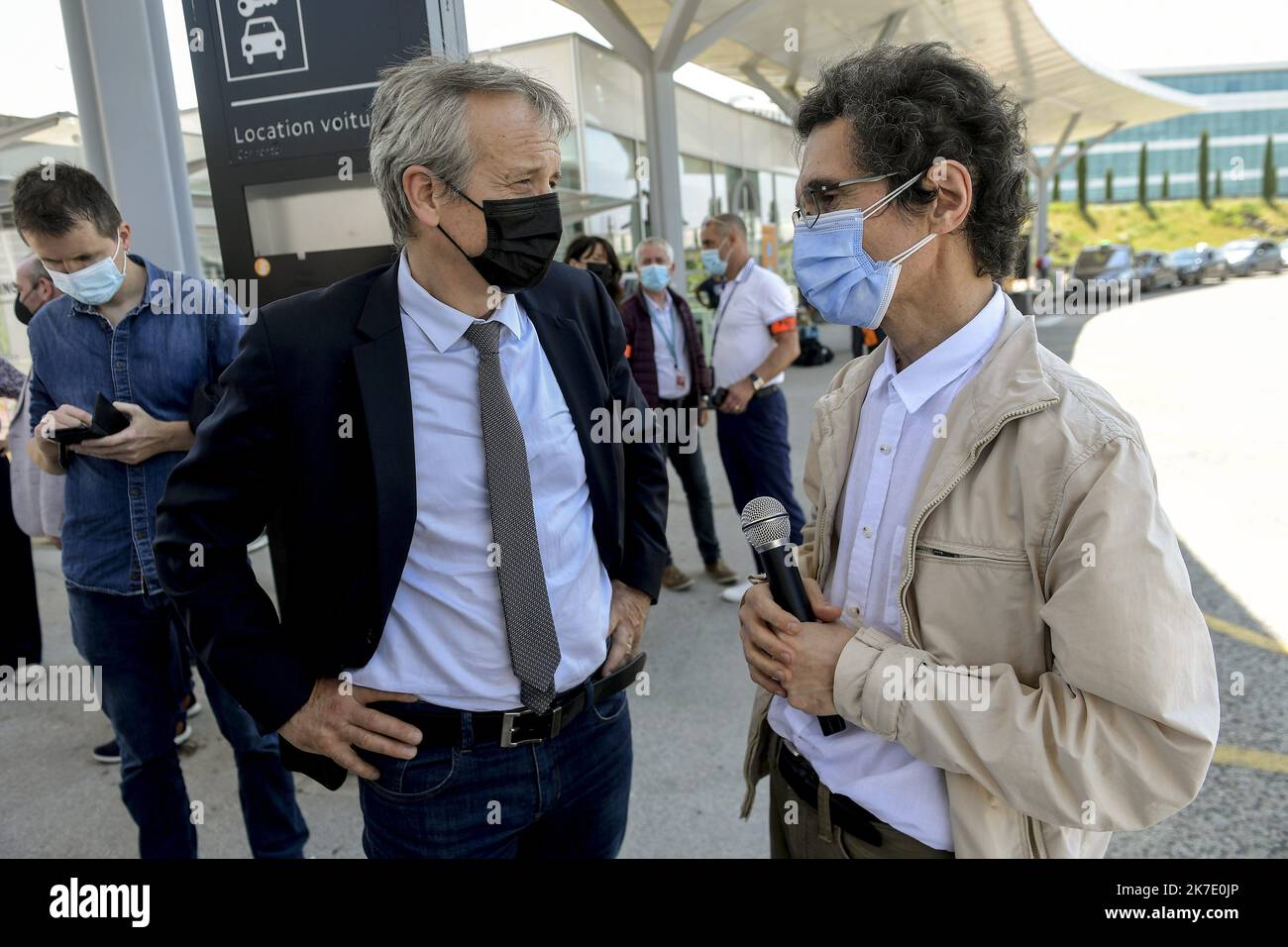 ©PHOTOPQR/LE PROGRES/Maxime JEGAT - Colombier-Saugnieu 11/06/2021 - Retour en France de Tuna Altinel à Lyon le 11 juin 2021 -Frédéric Fleury, Président de l'université Lyon 1, et Cédric Van Styvendael, maire de Villeurbanne, ont accvilli Tuna Altinel, mathémtenu depuien 2 à son arrivée à l'aéroport de Lyon Saint-Exupery. - 2021/06/11. Ankunft von Tuna Altinel, einem Mathematiker aus Lyon, der 2 Jahre lang in der Türkei wegen "Terrorismus" auf dem Flughafen Lyon Saint-Exupery stattfand. Stockfoto