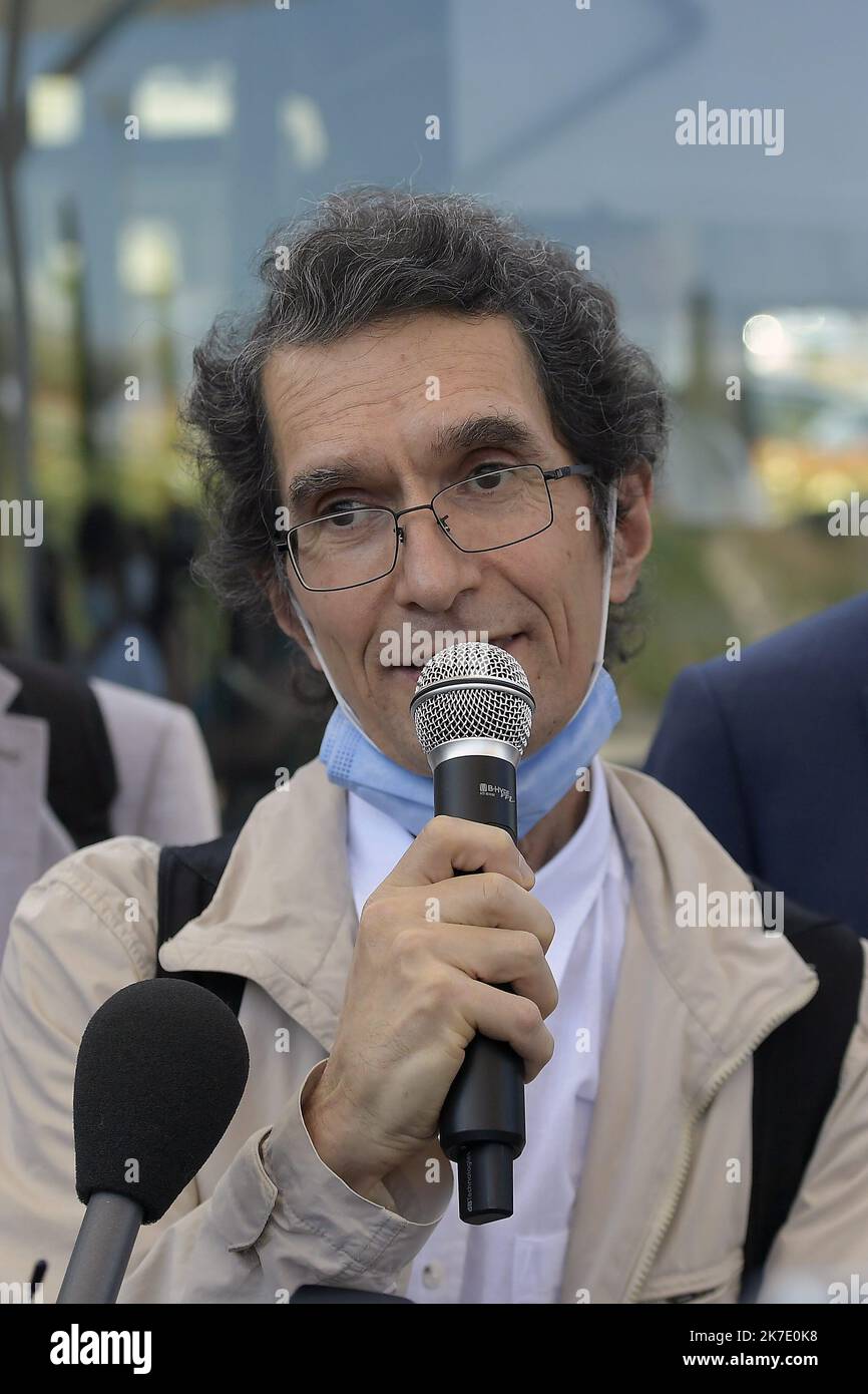 ©PHOTOPQR/LE PROGRES/Maxime JEGAT - Colombier-Saugnieu 11/06/2021 - Retour en France de Tuna Altinel à Lyon le 11 juin 2021 -Frédéric Fleury, Président de l'université Lyon 1, et Cédric Van Styvendael, maire de Villeurbanne, ont accvilli Tuna Altinel, mathémtenu depuien 2 à son arrivée à l'aéroport de Lyon Saint-Exupery. - 2021/06/11. Ankunft von Tuna Altinel, einem Mathematiker aus Lyon, der 2 Jahre lang in der Türkei wegen "Terrorismus" auf dem Flughafen Lyon Saint-Exupery stattfand. Stockfoto