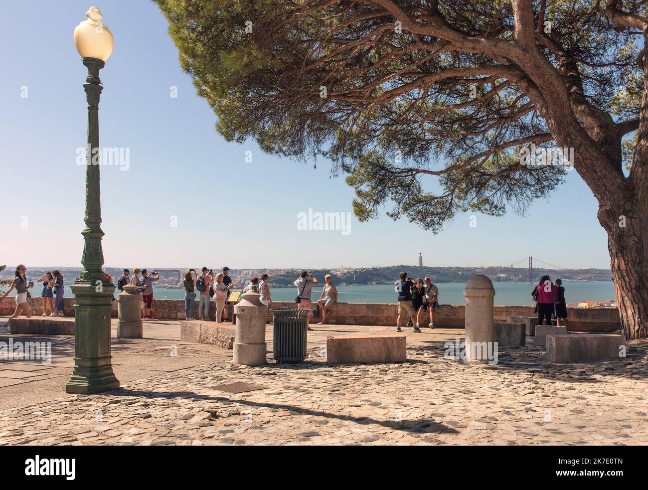 Menschen, die den Blick auf den Fluss Tejo, Lissabon, Portugal von Castelo Sao Jorge aus betrachten Stockfoto
