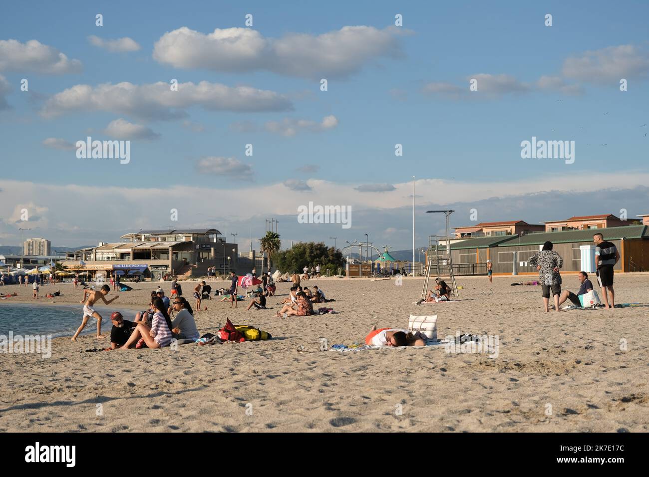 ©Naemie Bourtin / Le Pictorium/MAXPPP - Naemie Bourtin / Le Pictorium - 07/06/2021 - Frankreich / Bouches-du-Rhone / Marseille - La chaleur Ankunft einer grande vitesse et avec elle, les plages se noircissent de monde / 07/06/2021 - Frankreich / Bouches-du-Rhone / Marseille - die Hitze kommt mit hoher Geschwindigkeit an und mit ihr werden die Strände schwarz mit den Menschen Stockfoto