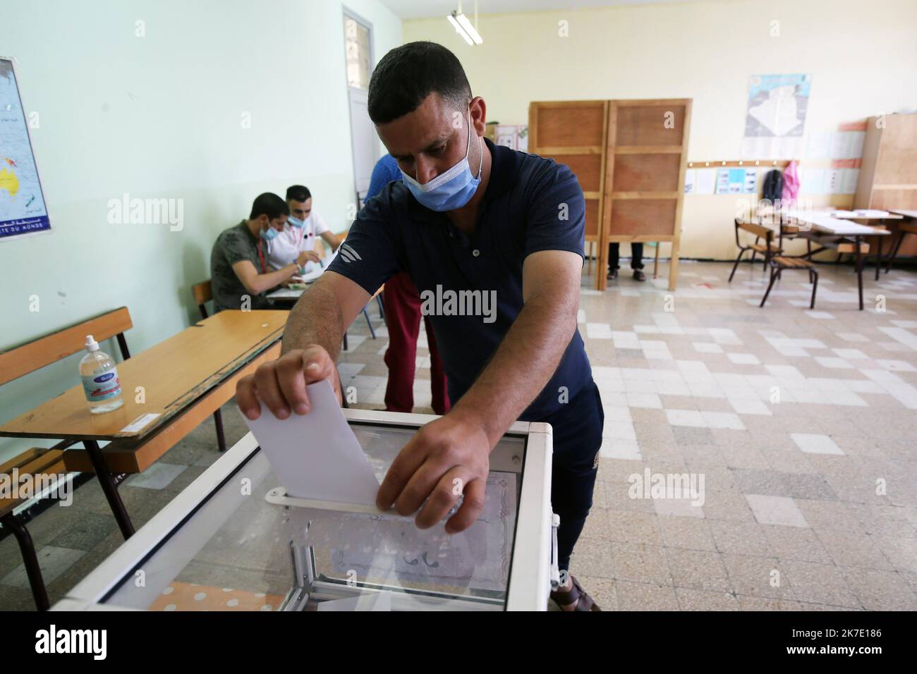 ©Biltel Bensalem / APP/MAXPPP - UN Bureau de vote à Alger, en Algérie, le 12 juin 2021. L'Algérie Organize les élections législatives de 2021 pour élire 407 membres de la Chambre des représentants, l'Assemblée nationale populaire. (APN), hängende Cinq ans. Les élections, initialement prévues en 2022, se déroulaient de manière anticipée dans le cadre d'une révision constitutionnelle menée par référendum en novembre 2020. - Wahlen in Algerien: Abstimmung im Rahmen der Parlamentswahl am 12. Juni 2021 Stockfoto