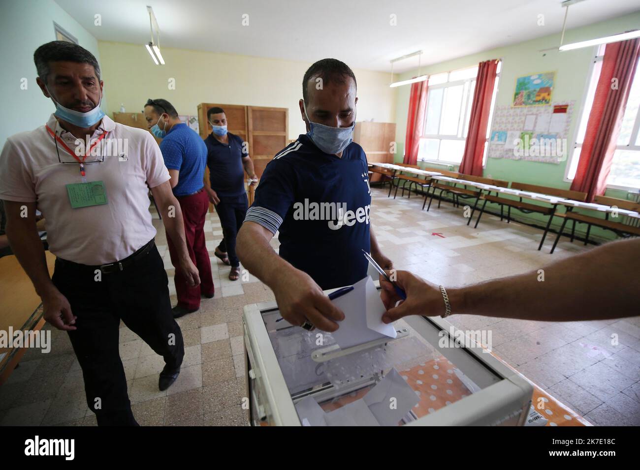 ©Biltel Bensalem / APP/MAXPPP - UN Bureau de vote à Alger, en Algérie, le 12 juin 2021. L'Algérie Organize les élections législatives de 2021 pour élire 407 membres de la Chambre des représentants, l'Assemblée nationale populaire. (APN), hängende Cinq ans. Les élections, initialement prévues en 2022, se déroulaient de manière anticipée dans le cadre d'une révision constitutionnelle menée par référendum en novembre 2020. - Wahlen in Algerien: Abstimmung im Rahmen der Parlamentswahl am 12. Juni 2021 Stockfoto