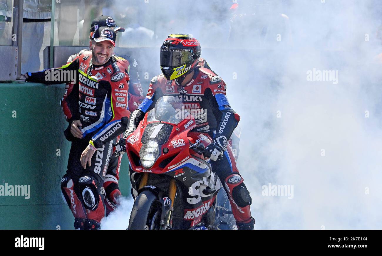 ©PHOTOPQR/OUEST FRANKREICH/jerome fouquet ; LE MANS ; 13/06/2021 ; Motocyclisme. 24 Heures Motos 2021. Vainqueur. #1 . Yoshimura SERT Motul . Frankreich . Suzuki GSXR - 1000 . Formel EWC . Schwarzer Gregg. Angleterre . Siméon Xavier . Belgien . Guintoli Sylvain . Frankreich Foto: jerome fouquet/Ouest-France - DAS 24-STUNDEN-MOTOS-Rennen von Le MANS 2021 IST IM GANGE! Heute um 12 Uhr signalisierte der Präsident des französischen Motorcycling-Verbandes (FFM), SébastienPoirier, den Start der 44. 24-Stunden-Motos auf der Rennstrecke von Le Mans in der Stadt. Stockfoto