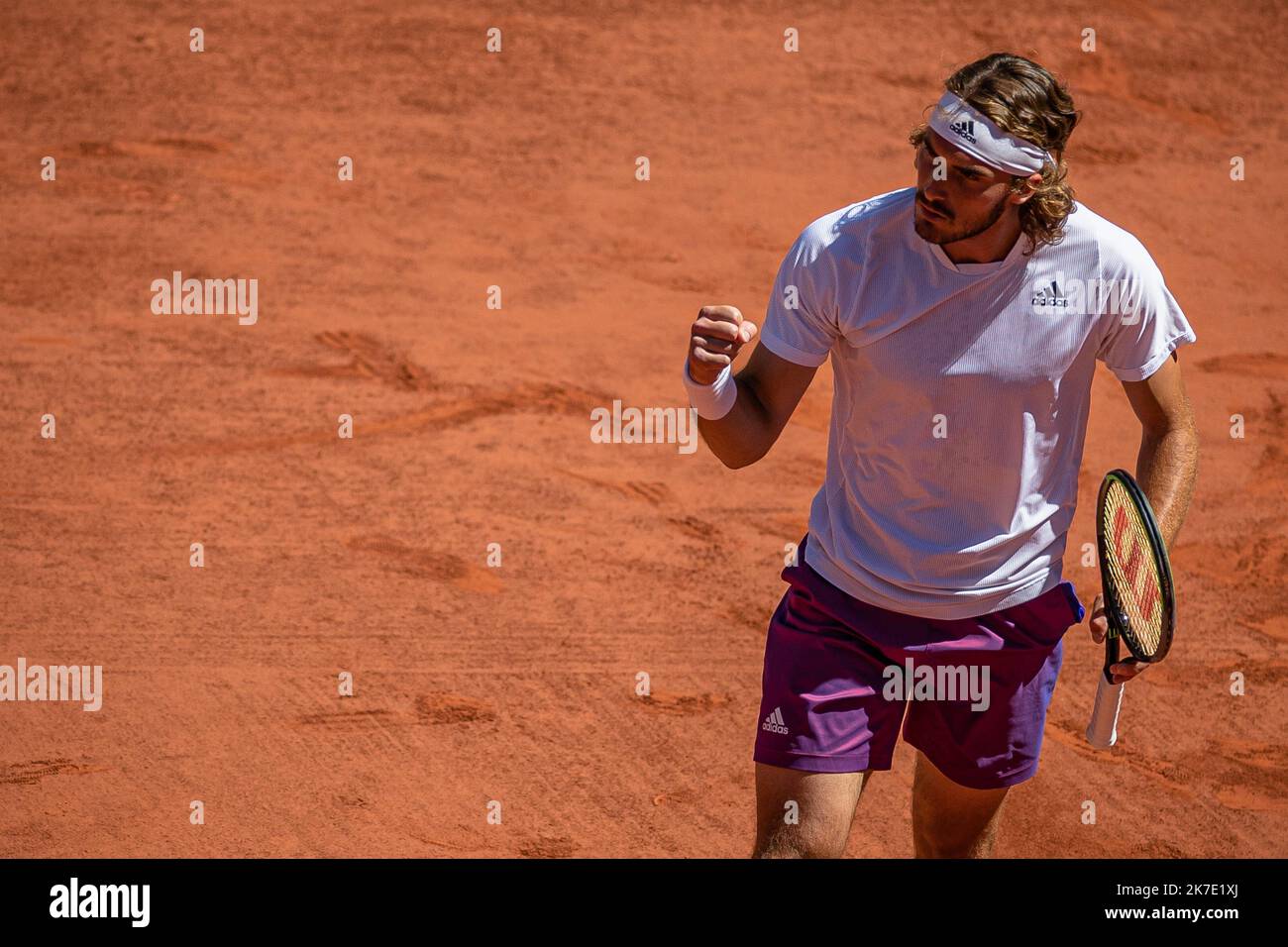 Aurelien Morissard / IP3 ; der Grieche Stefanos TSITSIPAS reagiert während seiner Männer-Single gegen Novak DJOKOVIC aus Serbien auf das Finale der French Open beim Roland Garros in Paris, Frankreich, am 13. Juni 2021. Stockfoto