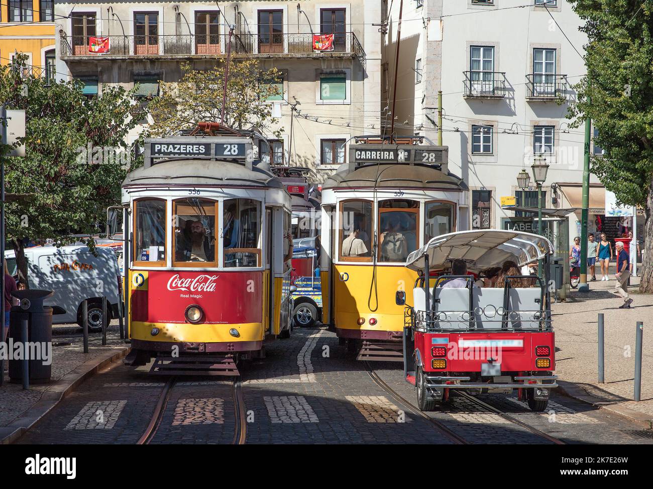 Straßenbahnen und ein Tuk-Tuk auf den Straßen von Lissabon, Portugal Stockfoto
