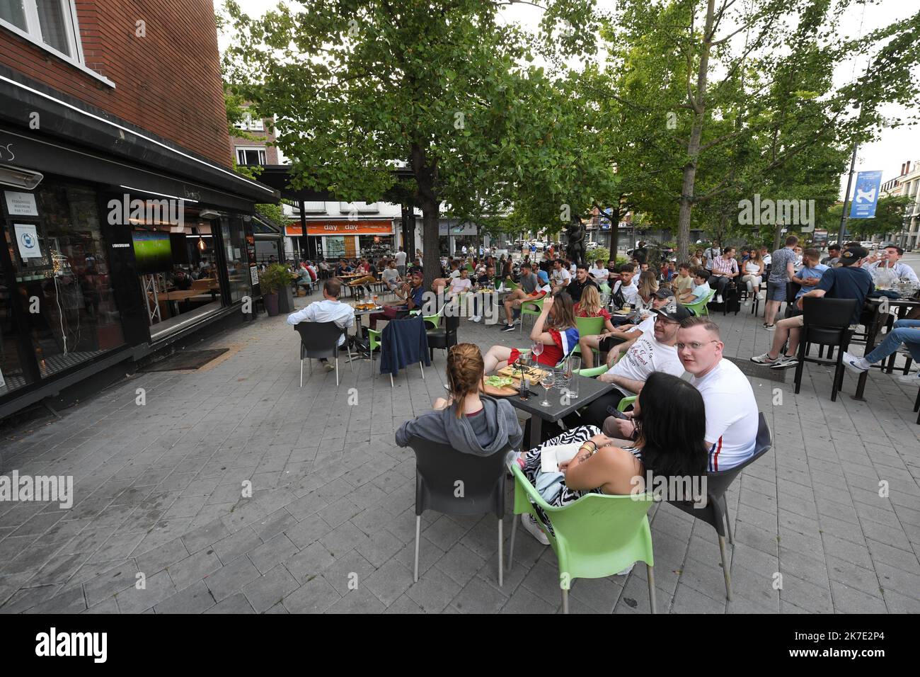 ©PHOTOPQR/VOIX DU NORD/1 ; 15/06/2021 ; 15/06/2021. Ambiente dans le bar L'Envers de Valenciennes lors du match de Football de l'Euro 2020 France-Allemagne. FOTO PIERRE ROUANET LA VOIX DU Nord - JUNI 14. 2021 UEFA EURO2020 FRANCE VS GERMANY Fernsehen und Terrassen für französische Fans Stockfoto