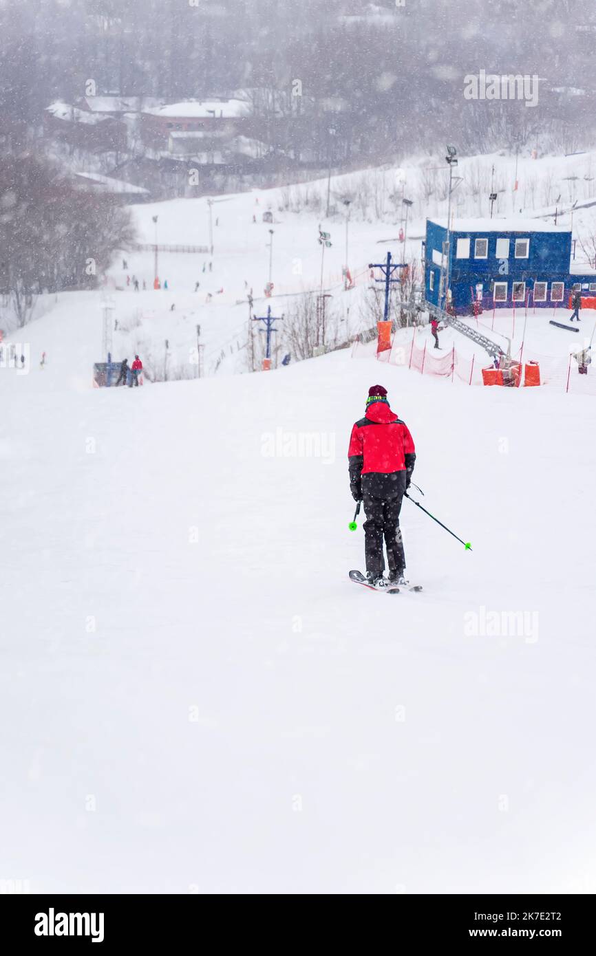 Blick auf die Piste, Skifahren, Skifahrer Rückansicht. Wintersport Stockfoto