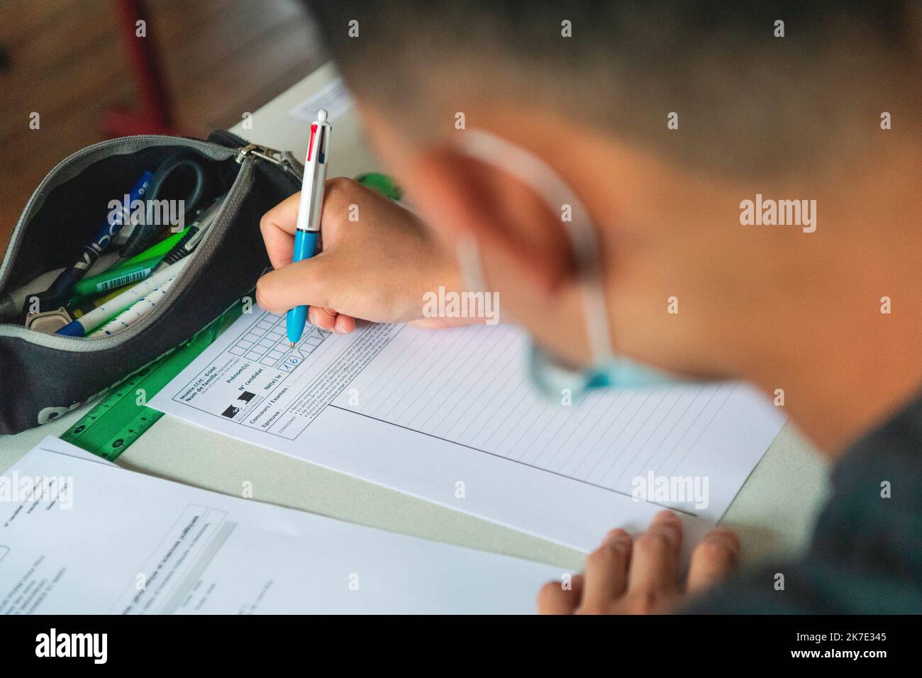 ©PHOTOPQR/LA MONTAGNE/Jérémie FULLERINGER ; ; 17/06/2021 ; Epreuve Philosophie Baccalaureat BAC 2021, Lycee Emile Duclaux, Illustration, Aurillac, 17/06/2021. Foto Jeremie Fulleringer - Frankreich, juni 17. 2021 Exmans. Der Baccalauréat (französische Aussprache: ?[bakalo?ea]; lit. „baccalaureate“), in Frankreich häufig als Bac bekannt, ist eine nationale akademische Qualifikation Frankreichs, die Studenten nach Abschluss ihrer Sekundarstufe (am Ende der Lycée) erhalten können. Stockfoto