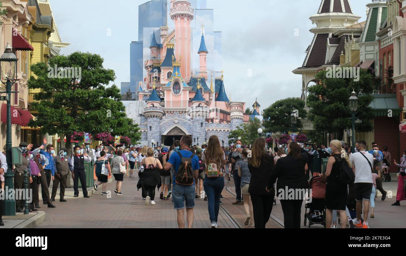 ©PHOTOPQR/LE PARISIEN/Hendrik Delaire ; Chessy ; 17/06/2021 ; Chessy (Marne-la-Vallée), jeudi 17 juin 2021. A l'occasion de la réouverture de Disneyland Paris, les salariés ont fait une haie d'honneur pour les premiers visiteurs. - Chessy, Frankreich, juni 17. 2021. Wiedereröffnung des France Disneyland Resort Stockfoto