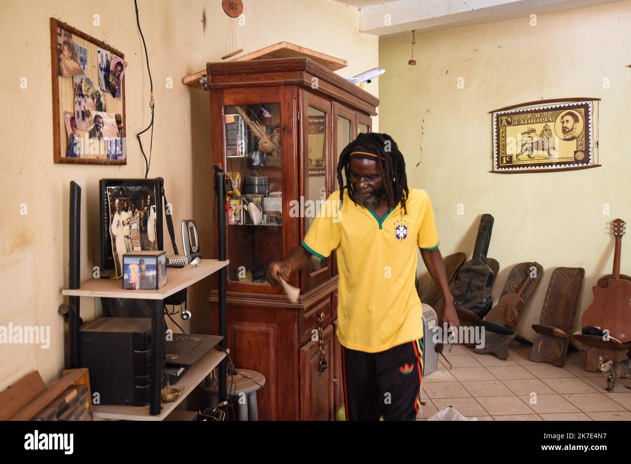 ©Nicolas Remene pour ja / Le Pict/MAXPPP - Nicolas Remene pour ja / Le Pictorium - 11/5/2021 - Mali / District de Bamako / Bamako - Lassa, Bamako (Mali) le 11 Mai 2021 Ras Ballasky (Mohamed Doumbia) , nostalgique d'une periode revolue, montre des photos de famille et d'amis rasta, Qui sont passes par chez lui, comme un Pelerinage et qui aujourd'hui, anniversaire de des 40 ans de la mort de Bob MarLeu sont malheureusement abwesens. CE lundi matin a Lassa, dans les hauteurs de Bamako, la maison de Ras Ballasky, l'un des piliers et membre fondateur du Mouvement Rastafari du Mali dans les annees 90 Stockfoto