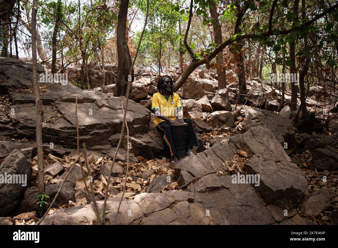 ©Nicolas Remene pour ja / Le Pict/MAXPPP - Nicolas Remene pour ja / Le Pictorium - 11/5/2021 - Mali / District de Bamako / Bamako - Lassa, Bamako (Mali) le 11 Mai 2021 Ras Ballasky, l'un des piliers et membre fondateur du Mouvement Rastafari du Mali, Entrain de jouer du djembe chez lui a Lassa, le 11 Mai 2021. CE lundi matin a Lassa, dans les hauteurs de Bamako, la maison de Ras Ballasky, l'un des piliers et membre fondateur du Mouvement Rastafari du Mali dans les annees 90 est vide. Image d'une communaute rasta en perte de vitesse, ou regne de nombreuses disssensions, celle-CI est aujourd'hui Stockfoto