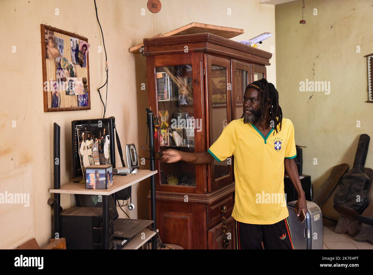 ©Nicolas Remene pour ja / Le Pict/MAXPPP - Nicolas Remene pour ja / Le Pictorium - 11/5/2021 - Mali / District de Bamako / Bamako - Lassa, Bamako (Mali) le 11 Mai 2021 Ras Ballasky (Mohamed Doumbia) , nostalgique d'une periode revolue, montre des photos de famille et d'amis rasta, Qui sont passes par chez lui, comme un Pelerinage et qui aujourd'hui, anniversaire de des 40 ans de la mort de Bob MarLeu sont malheureusement abwesens. CE lundi matin a Lassa, dans les hauteurs de Bamako, la maison de Ras Ballasky, l'un des piliers et membre fondateur du Mouvement Rastafari du Mali dans les annees 90 Stockfoto