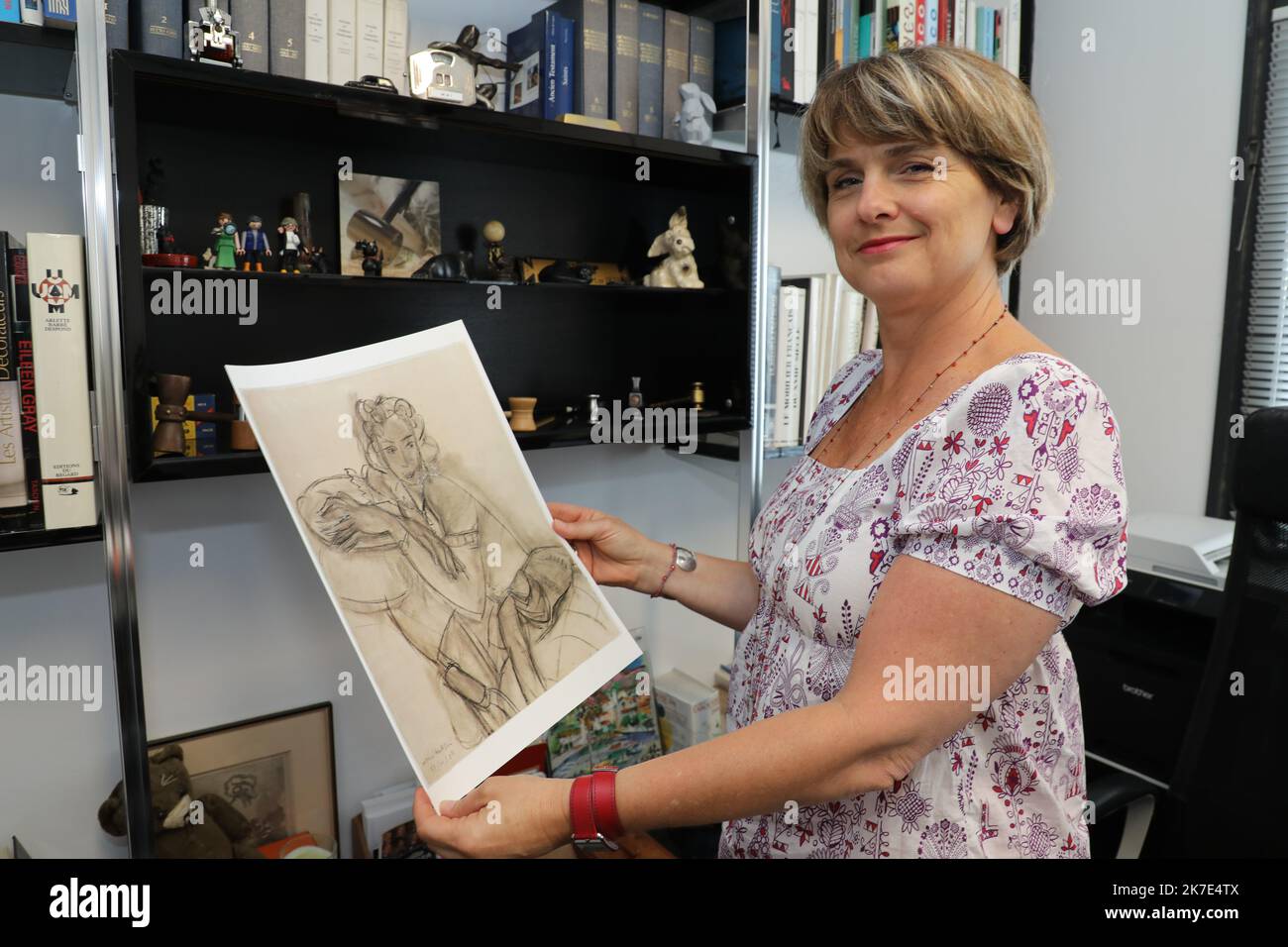 ©PHOTOPQR/LA PROVENCE/DUCLET Stéphane ; Manosque ; 21/06/2021 ; Découverte d'une esquisse rare d'Henri Matisse à Manosque . MIS aux enchères le 26 juin prochain, le Portrait est estimé à plus de 300 000 Euro. CI-contre, Jennifer Primpied Rolland, kommissare Priseur. Manosque, Frankreich, juni 21. 2021 Entdeckung einer seltenen Skizze von Henri Matisse in Manosque. Das am 26. Juni versteigerte Porträt wird auf über 300.000 Euro geschätzt. Gegenüber Jennifer Primpied Rolland, Auktionistin. Stockfoto