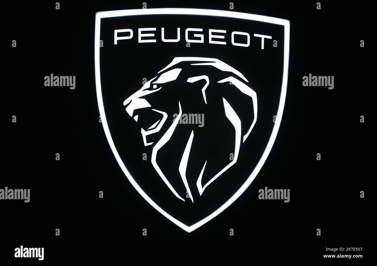 ©PHOTOPQR/L'ALSACE/Vincent Voegtlin ; Mulhouse ; ; Mulhouse, le 11 juin 2021, Le nouveau Logo du construction automobile Peugeot Stellantis. Mulhouse, 11. Juni 2021, der neue Peugeot 308 SW, der im September im Showroom von Peugeot Stellantis in Mulhouse auf den Markt kommen wird. Stockfoto