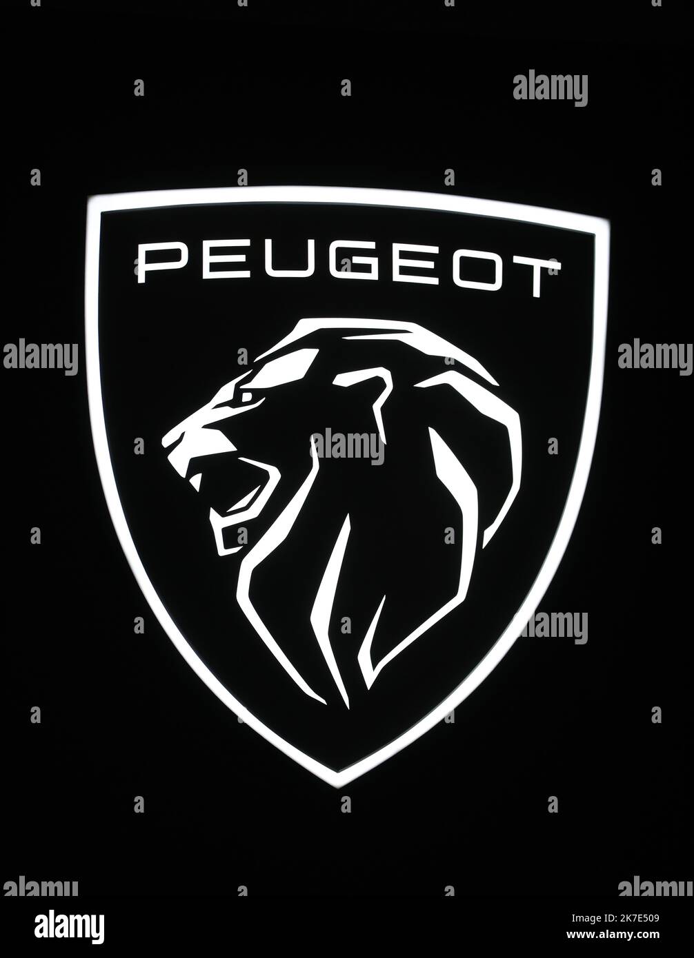 ©PHOTOPQR/L'ALSACE/Vincent Voegtlin ; Mulhouse ; ; Mulhouse, le 11 juin 2021, Le nouveau Logo du construction automobile Peugeot Stellantis. Mulhouse, 11. Juni 2021, der neue Peugeot 308 SW, der im September im Showroom von Peugeot Stellantis in Mulhouse auf den Markt kommen wird. Stockfoto