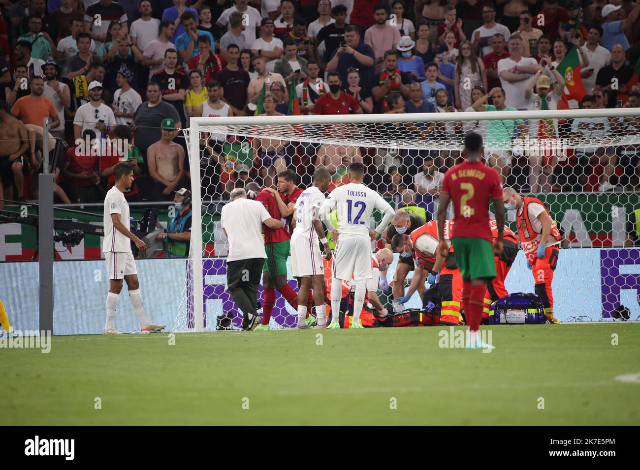 ©PHOTOPQR/LE PARISIEN/Olivier Arandel ; Budapest ; Budapest (Hongrie), Stade Puskás Aréna Mercredi 23 juin 2021 Fußball UEFA Euro 2020 (2021) Equipe de France Phase de groupes. Groupe F. Journée 3 sur 3 Portugal - Frankreich Blessure Danilo UEFA EURO 2020 Gruppe F Fußballspiel zwischen Portugal und Frankreich in der Puskas Arena in Budapest am 23. Juni 2021. Stockfoto