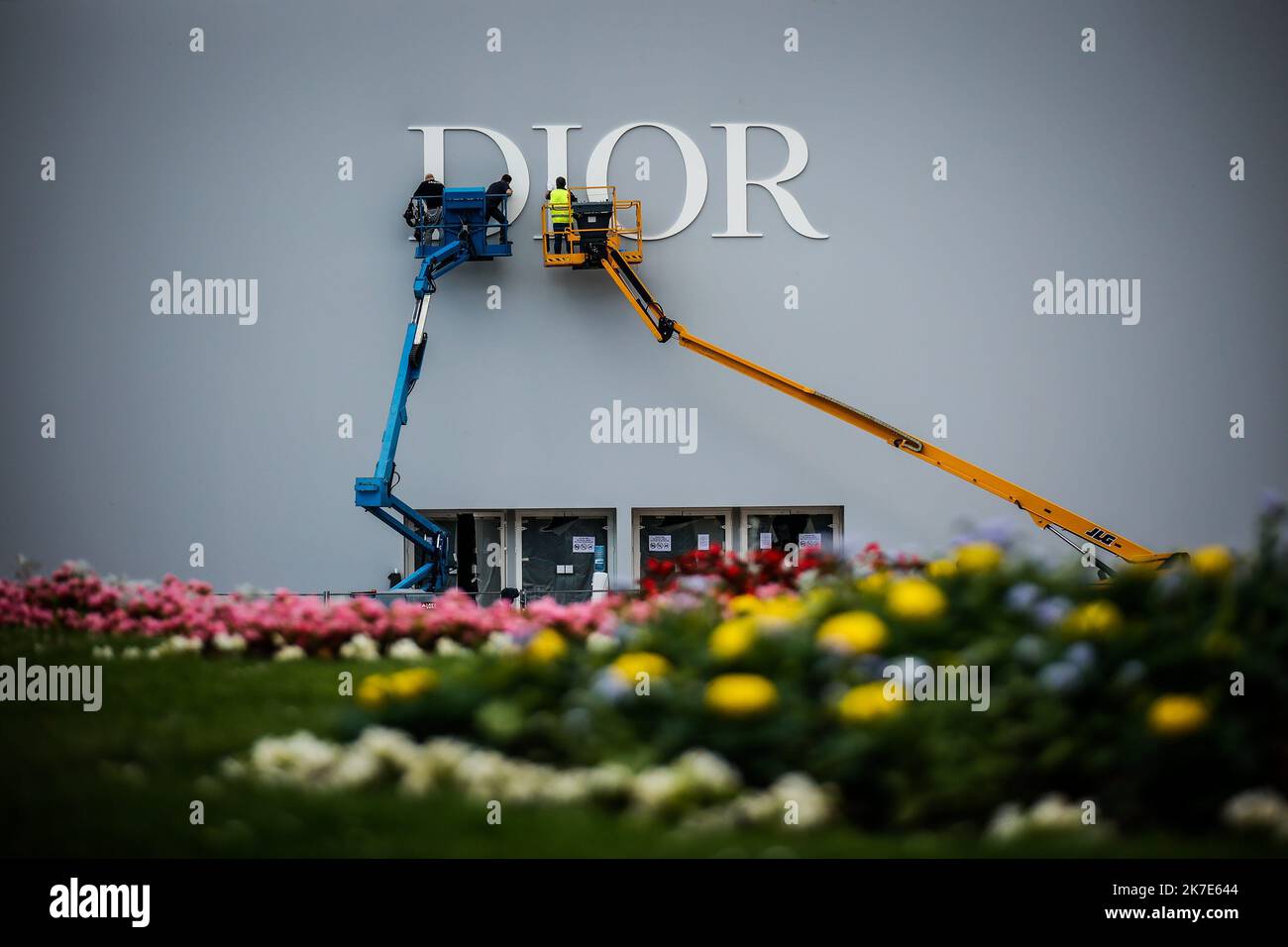 ©THOMAS PADILLA/MAXPPP - 24/06/2021 ; PARIS, FRANKREICH; INSTALLATION DE L' ENSEIGNE ' DIOR ' SUR LA FACADE DU BATIMENT EPHEMERE OU AURA LIEU LE PROCHAIN DEFILE DE MODE, DEVANT L' HOTEL DES INVALIDES. INSTALLATION DES „DIOR“-ZEICHENS AN DER FASSADE DES EPHEMERE-GEBÄUDES, IN DEM AM 24 2021. JUNI DIE NÄCHSTE MODENSCHAU STATTFINDET, VOR DEM HOTEL DES INVALIDES IN PARIS Stockfoto