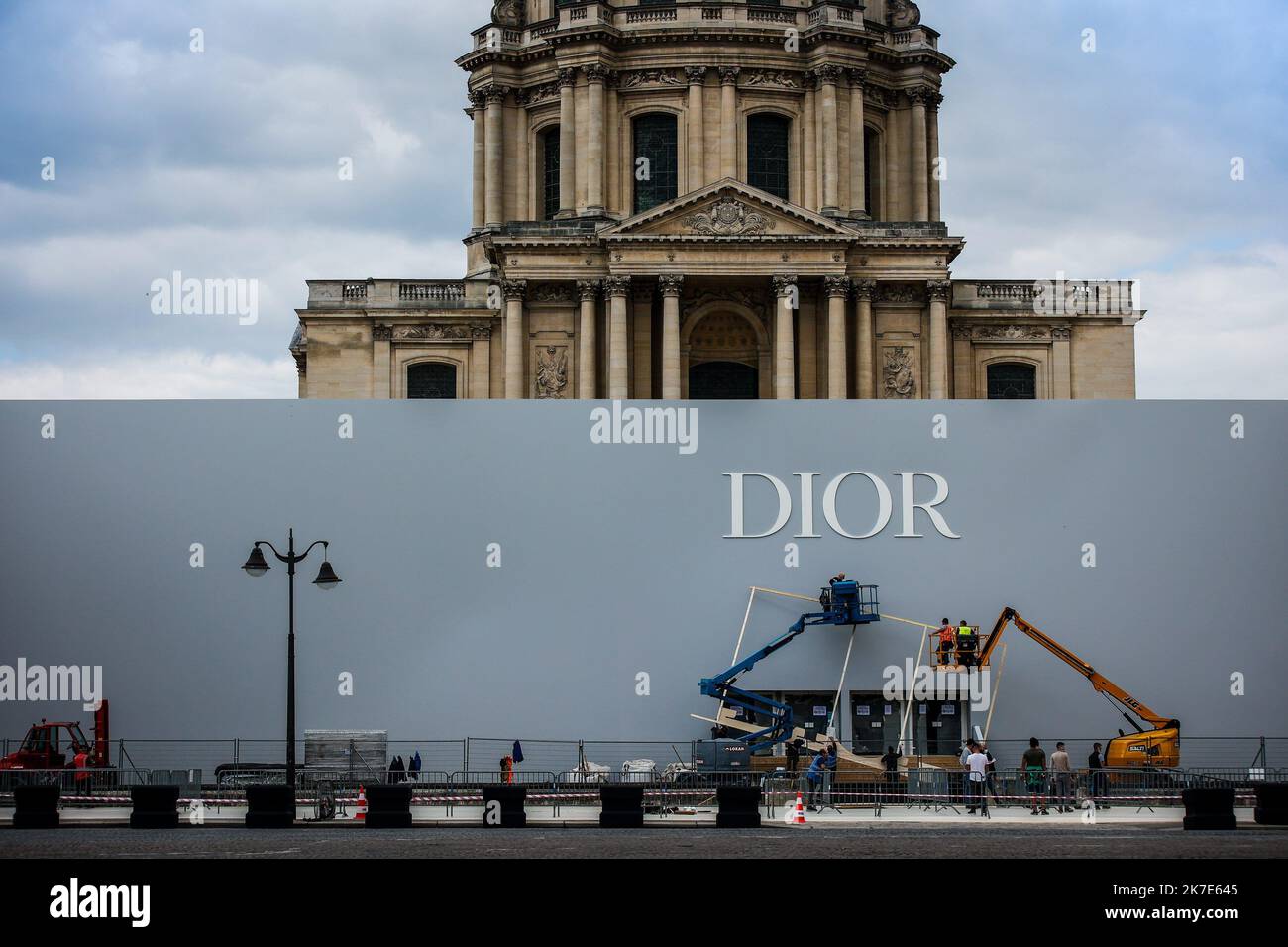 ©THOMAS PADILLA/MAXPPP - 24/06/2021 ; PARIS, FRANKREICH; INSTALLATION DE L' ENSEIGNE ' DIOR ' SUR LA FACADE DU BATIMENT EPHEMERE OU AURA LIEU LE PROCHAIN DEFILE DE MODE, DEVANT L' HOTEL DES INVALIDES. INSTALLATION DES „DIOR“-ZEICHENS AN DER FASSADE DES EPHEMERE-GEBÄUDES, IN DEM AM 24 2021. JUNI DIE NÄCHSTE MODENSCHAU STATTFINDET, VOR DEM HOTEL DES INVALIDES IN PARIS Stockfoto