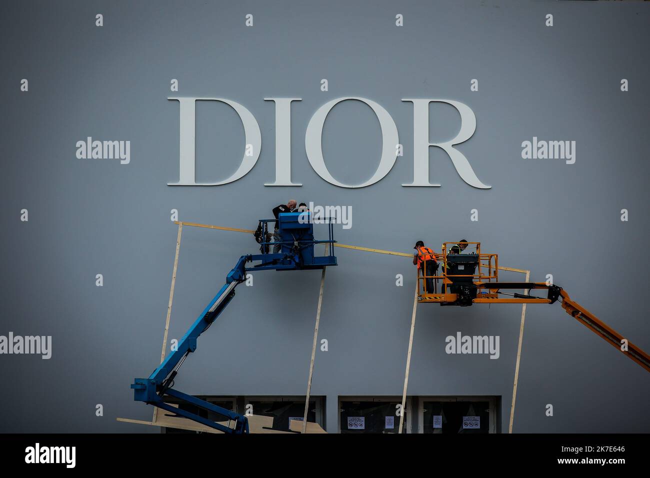 ©THOMAS PADILLA/MAXPPP - 24/06/2021 ; PARIS, FRANKREICH; INSTALLATION DE L' ENSEIGNE ' DIOR ' SUR LA FACADE DU BATIMENT EPHEMERE OU AURA LIEU LE PROCHAIN DEFILE DE MODE, DEVANT L' HOTEL DES INVALIDES. INSTALLATION DES „DIOR“-ZEICHENS AN DER FASSADE DES EPHEMERE-GEBÄUDES, IN DEM AM 24 2021. JUNI DIE NÄCHSTE MODENSCHAU STATTFINDET, VOR DEM HOTEL DES INVALIDES IN PARIS Stockfoto
