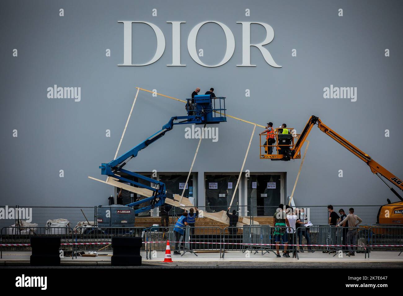 ©THOMAS PADILLA/MAXPPP - 24/06/2021 ; PARIS, FRANKREICH; INSTALLATION DE L' ENSEIGNE ' DIOR ' SUR LA FACADE DU BATIMENT EPHEMERE OU AURA LIEU LE PROCHAIN DEFILE DE MODE, DEVANT L' HOTEL DES INVALIDES. INSTALLATION DES „DIOR“-ZEICHENS AN DER FASSADE DES EPHEMERE-GEBÄUDES, IN DEM AM 24 2021. JUNI DIE NÄCHSTE MODENSCHAU STATTFINDET, VOR DEM HOTEL DES INVALIDES IN PARIS Stockfoto