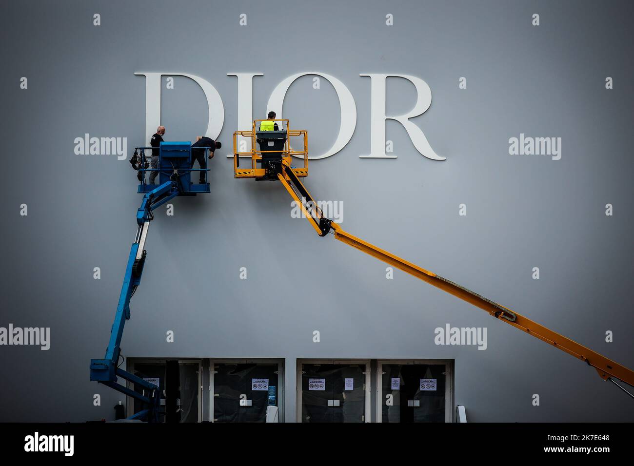©THOMAS PADILLA/MAXPPP - 24/06/2021 ; PARIS, FRANKREICH; INSTALLATION DE L' ENSEIGNE ' DIOR ' SUR LA FACADE DU BATIMENT EPHEMERE OU AURA LIEU LE PROCHAIN DEFILE DE MODE, DEVANT L' HOTEL DES INVALIDES. INSTALLATION DES „DIOR“-ZEICHENS AN DER FASSADE DES EPHEMERE-GEBÄUDES, IN DEM AM 24 2021. JUNI DIE NÄCHSTE MODENSCHAU STATTFINDET, VOR DEM HOTEL DES INVALIDES IN PARIS Stockfoto