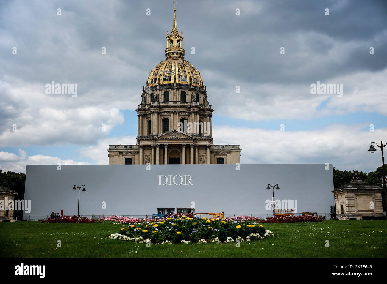 ©THOMAS PADILLA/MAXPPP - 24/06/2021 ; PARIS, FRANKREICH; INSTALLATION DE L' ENSEIGNE ' DIOR ' SUR LA FACADE DU BATIMENT EPHEMERE OU AURA LIEU LE PROCHAIN DEFILE DE MODE, DEVANT L' HOTEL DES INVALIDES. INSTALLATION DES „DIOR“-ZEICHENS AN DER FASSADE DES EPHEMERE-GEBÄUDES, IN DEM AM 24 2021. JUNI DIE NÄCHSTE MODENSCHAU STATTFINDET, VOR DEM HOTEL DES INVALIDES IN PARIS Stockfoto