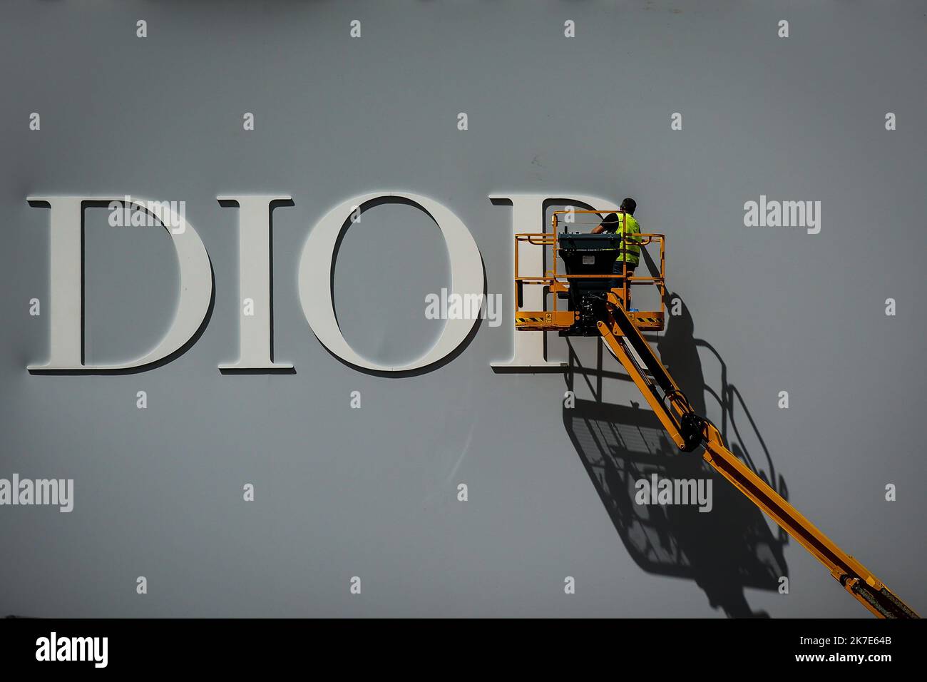 ©THOMAS PADILLA/MAXPPP - 24/06/2021 ; PARIS, FRANKREICH; INSTALLATION DE L' ENSEIGNE ' DIOR ' SUR LA FACADE DU BATIMENT EPHEMERE OU AURA LIEU LE PROCHAIN DEFILE DE MODE, DEVANT L' HOTEL DES INVALIDES. INSTALLATION DES „DIOR“-ZEICHENS AN DER FASSADE DES EPHEMERE-GEBÄUDES, IN DEM AM 24 2021. JUNI DIE NÄCHSTE MODENSCHAU STATTFINDET, VOR DEM HOTEL DES INVALIDES IN PARIS Stockfoto