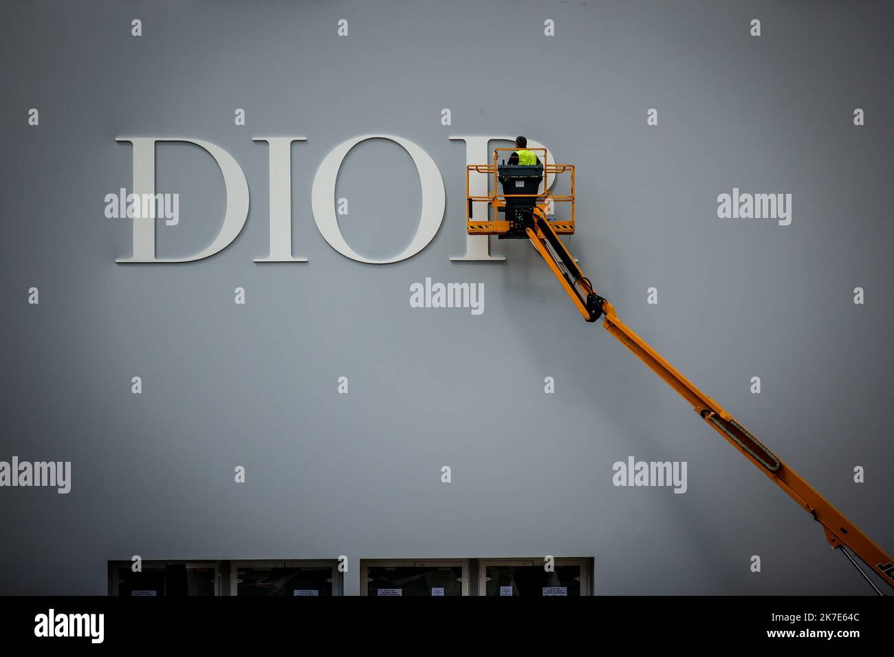 ©THOMAS PADILLA/MAXPPP - 24/06/2021 ; PARIS, FRANKREICH; INSTALLATION DE L' ENSEIGNE ' DIOR ' SUR LA FACADE DU BATIMENT EPHEMERE OU AURA LIEU LE PROCHAIN DEFILE DE MODE, DEVANT L' HOTEL DES INVALIDES. INSTALLATION DES „DIOR“-ZEICHENS AN DER FASSADE DES EPHEMERE-GEBÄUDES, IN DEM AM 24 2021. JUNI DIE NÄCHSTE MODENSCHAU STATTFINDET, VOR DEM HOTEL DES INVALIDES IN PARIS Stockfoto