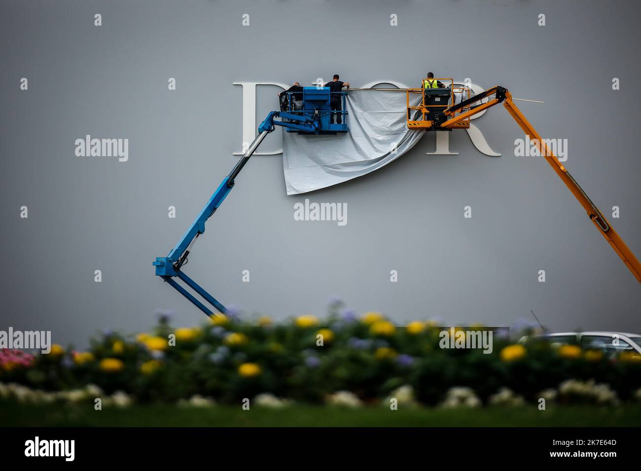 ©THOMAS PADILLA/MAXPPP - 24/06/2021 ; PARIS, FRANKREICH; INSTALLATION DE L' ENSEIGNE ' DIOR ' SUR LA FACADE DU BATIMENT EPHEMERE OU AURA LIEU LE PROCHAIN DEFILE DE MODE, DEVANT L' HOTEL DES INVALIDES. INSTALLATION DES „DIOR“-ZEICHENS AN DER FASSADE DES EPHEMERE-GEBÄUDES, IN DEM AM 24 2021. JUNI DIE NÄCHSTE MODENSCHAU STATTFINDET, VOR DEM HOTEL DES INVALIDES IN PARIS Stockfoto