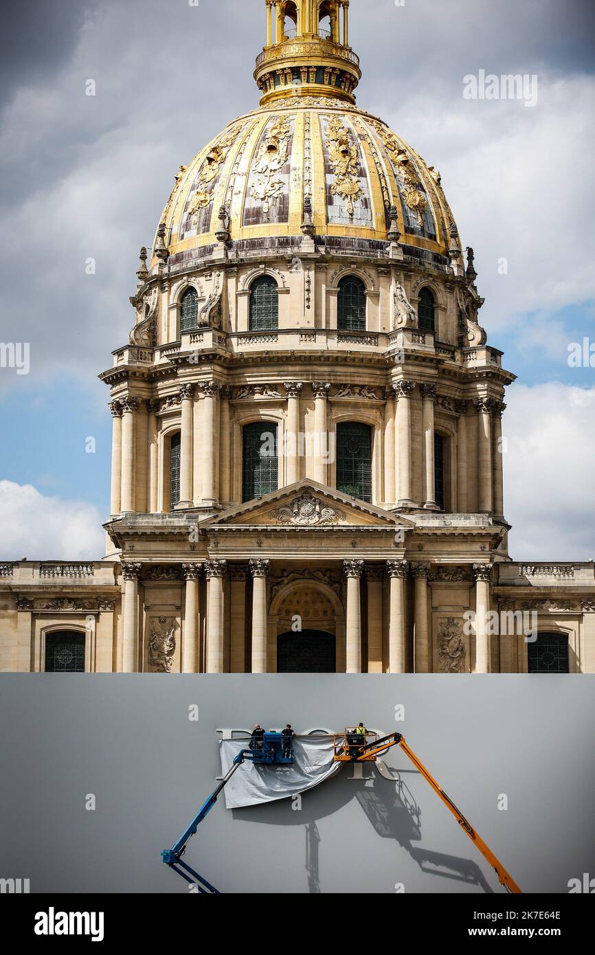 ©THOMAS PADILLA/MAXPPP - 24/06/2021 ; PARIS, FRANKREICH; INSTALLATION DE L' ENSEIGNE ' DIOR ' SUR LA FACADE DU BATIMENT EPHEMERE OU AURA LIEU LE PROCHAIN DEFILE DE MODE, DEVANT L' HOTEL DES INVALIDES. INSTALLATION DES „DIOR“-ZEICHENS AN DER FASSADE DES EPHEMERE-GEBÄUDES, IN DEM AM 24 2021. JUNI DIE NÄCHSTE MODENSCHAU STATTFINDET, VOR DEM HOTEL DES INVALIDES IN PARIS Stockfoto