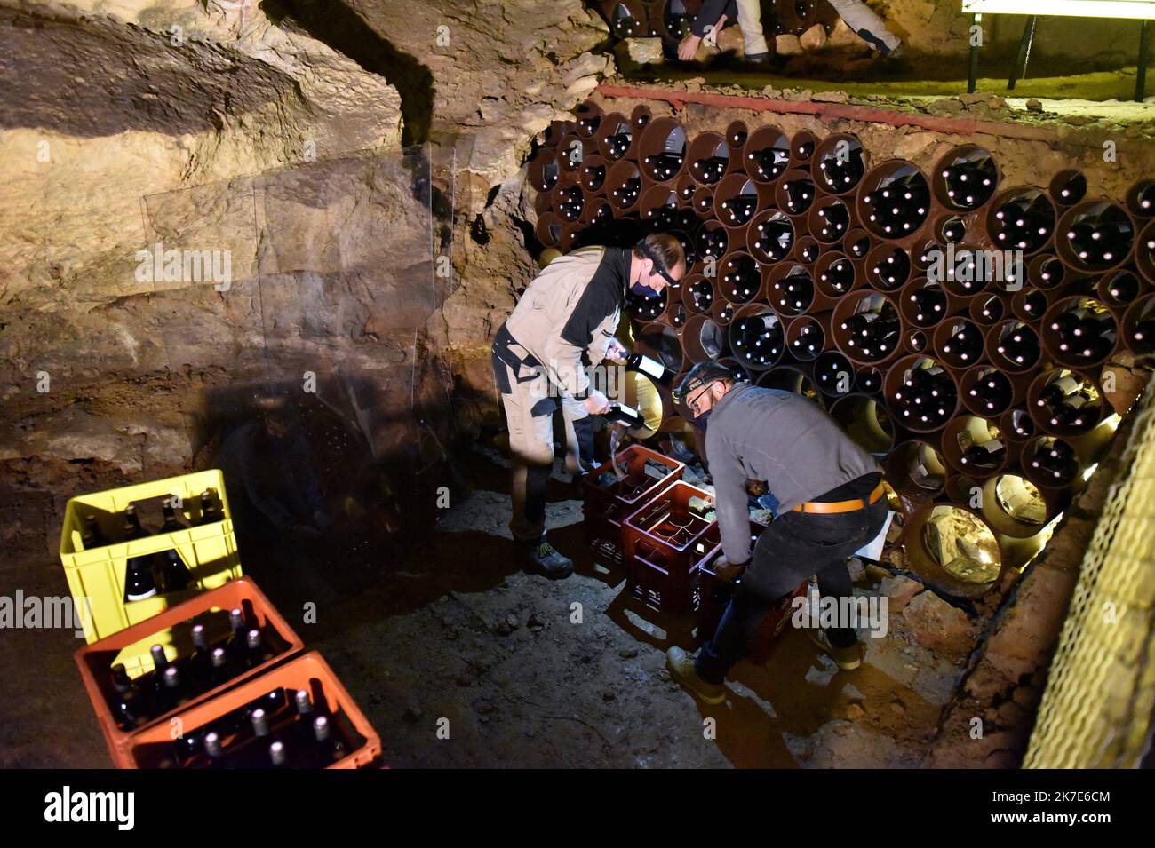 ©PHOTOPQR/LA DEPECHE DU MIDI/MARC SALVET ; CAHORS ; 25/06/2021 ; DDM MARC SALVET DEFINEMENT ET DEGUSTATION DU VIN DE CAHORS CONSERVE DEPUIS PLUS D UN AN AU FOND DU GOUFFRE DE PADIRAC JEAN LUC BALDES CLOS TRIGUEDINA CUVEE 130 ANS VERKOSTUNG VON CAHORS-WEIN, DER IN DER PADIRAC-GRUBE KONSERVIERT WIRD Stockfoto