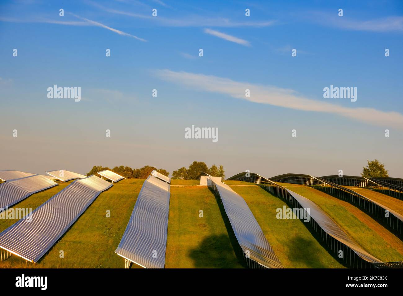 Solarenergie.Grüne Ökoenergie.Solarkraftpark.Alternative erneuerbare Energien aus der Natur.Alternative Energiequellen. Stockfoto