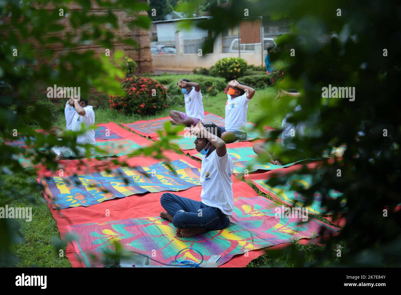 ©Abhisek Saha / Le Pictorium/MAXPPP - Abhisek Saha / Le Pictorium - 21/6/2021 - Inde / Udaipur - des personnes pratiquent le Yoga devant le Gunavati Group Temple, un Monument protege au Niveau Central, organize par l'Archaeological Survey of India, a l'occasion de la Journee internationale du Yoga a Udaipur, A 50 km d'Agaratala. / 21/6/2021 - Indien / Udaipur - vor dem Gunavati Group Tempel, einem zentral geschützten Denkmal, veranstaltet von Archaeological Survey of India, anlässlich des Internationalen Yoga-Tages in Udaipur, 50 km von Agaratala entfernt. Stockfoto