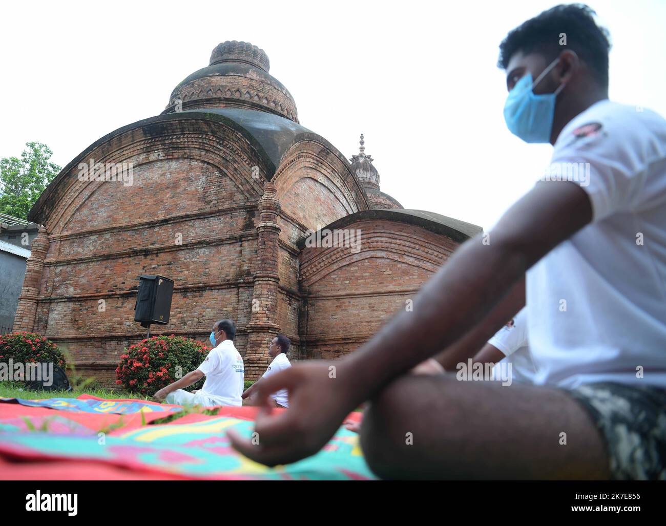 ©Abhisek Saha / Le Pictorium/MAXPPP - Abhisek Saha / Le Pictorium - 21/6/2021 - Inde / Udaipur - des personnes pratiquent le Yoga devant le Gunavati Group Temple, un Monument protege au Niveau Central, organize par l'Archaeological Survey of India, a l'occasion de la Journee internationale du Yoga a Udaipur, A 50 km d'Agaratala. / 21/6/2021 - Indien / Udaipur - vor dem Gunavati Group Tempel, einem zentral geschützten Denkmal, veranstaltet von Archaeological Survey of India, anlässlich des Internationalen Yoga-Tages in Udaipur, 50 km von Agaratala entfernt. Stockfoto