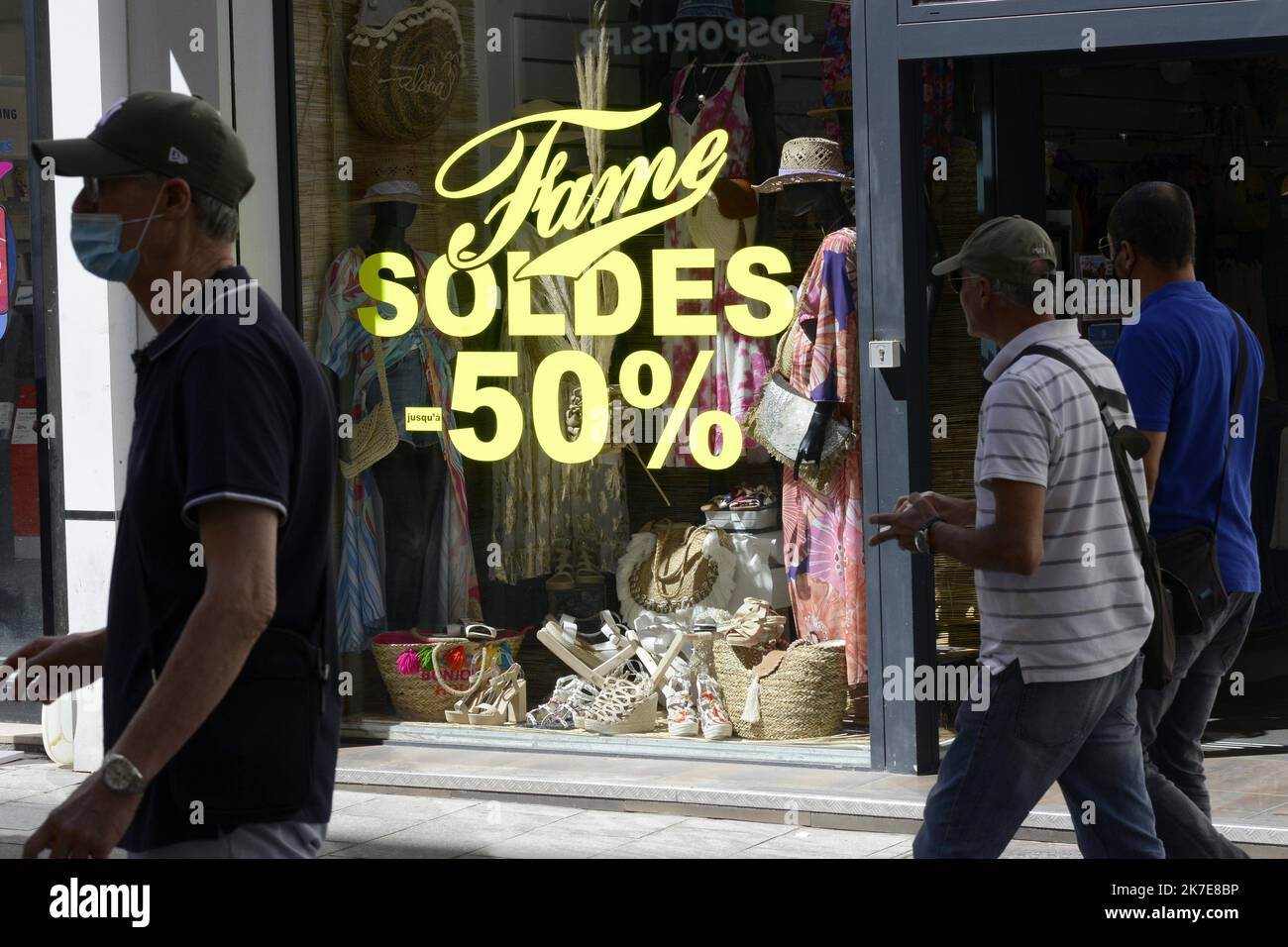 â©PHOTOPQR/LA PROVENCE/FRANCK PENNANT ; Marseille ; 30/06/2021 ; faible affluence dans la rue commercante Saint Ferreol a Marseille en cette 1ere matinee des soldes d ete 2021 malgrÃ© des rabais importants - Juni 30. 2021 Beginn des Sommers Verkäufe Stockfoto