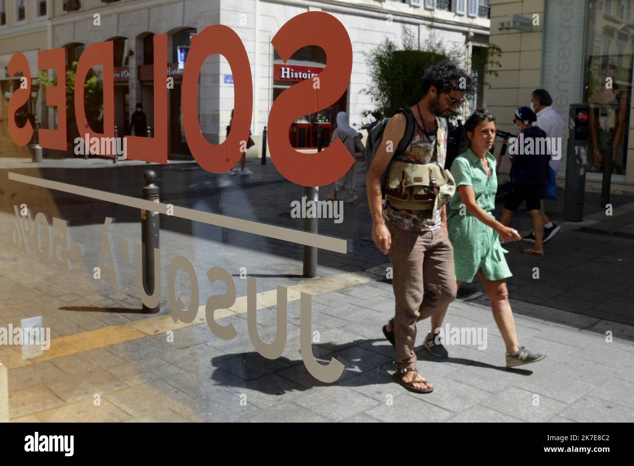 â©PHOTOPQR/LA PROVENCE/FRANCK PENNANT ; Marseille ; 30/06/2021 ; faible affluence dans la rue commercante Saint Ferreol a Marseille en cette 1ere matinee des soldes d ete 2021 malgrÃ© des rabais importants - Juni 30. 2021 Beginn des Sommers Verkäufe Stockfoto