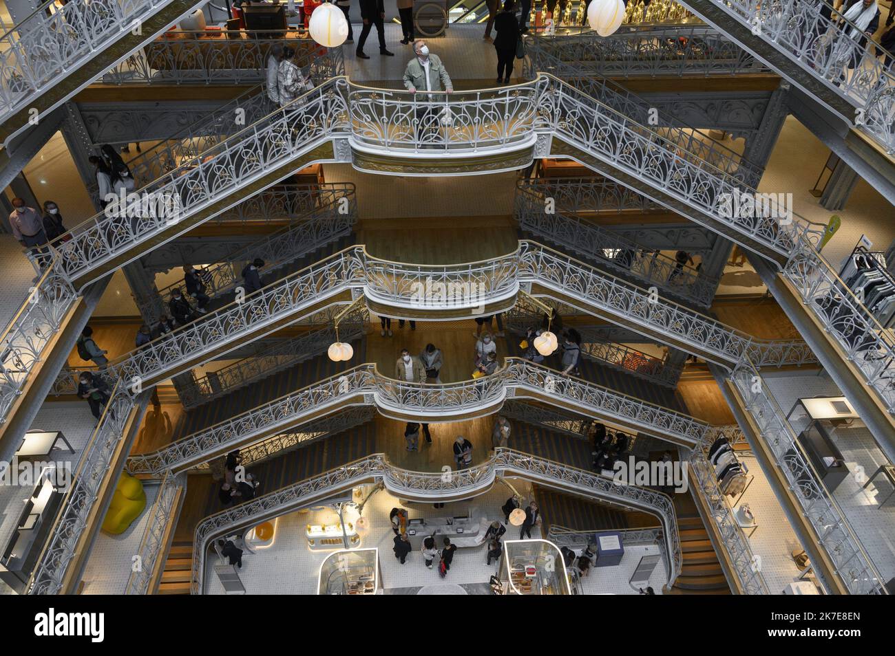 ©Julien Mattia / Le Pictorium/MAXPPP - Julien Mattia / Le Pictorium - 26/6/2021 - Frankreich / Ile-de-France / Paris - des centaines de personnes font la queue lors du Premier week-end de reouverture de la samaritaine a Paris, pour decouvrir les Renovation faites par le groupe LVMH. / 26/6/2021 - Frankreich / Ile-de-France (Region) / Paris - am ersten Wochenende der Wiedereröffnung der Samaritaine in Paris stehen Hunderte von Menschen an, um die Renovierungen der LVMH-Gruppe zu entdecken. Stockfoto