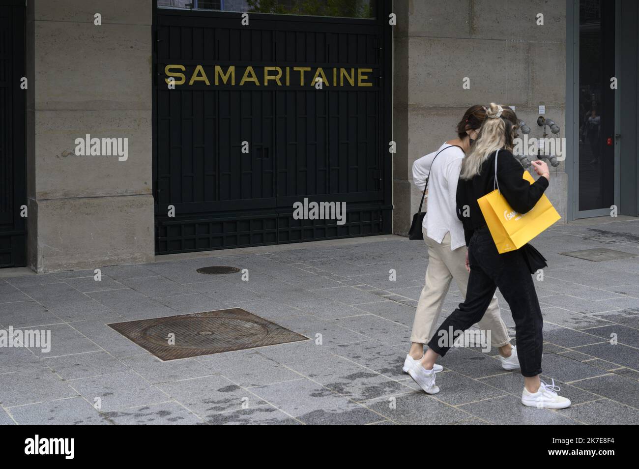 ©Julien Mattia / Le Pictorium/MAXPPP - Julien Mattia / Le Pictorium - 26/6/2021 - Frankreich / Ile-de-France / Paris - des centaines de personnes font la queue lors du Premier week-end de reouverture de la samaritaine a Paris, pour decouvrir les Renovation faites par le groupe LVMH. / 26/6/2021 - Frankreich / Ile-de-France (Region) / Paris - am ersten Wochenende der Wiedereröffnung der Samaritaine in Paris stehen Hunderte von Menschen an, um die Renovierungen der LVMH-Gruppe zu entdecken. Stockfoto