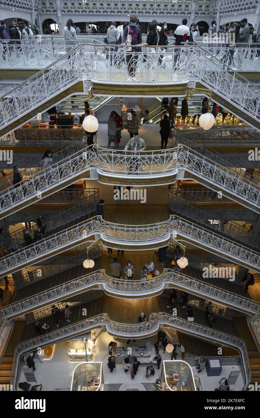 ©Julien Mattia / Le Pictorium/MAXPPP - Julien Mattia / Le Pictorium - 26/6/2021 - Frankreich / Ile-de-France / Paris - des centaines de personnes font la queue lors du Premier week-end de reouverture de la samaritaine a Paris, pour decouvrir les Renovation faites par le groupe LVMH. / 26/6/2021 - Frankreich / Ile-de-France (Region) / Paris - am ersten Wochenende der Wiedereröffnung der Samaritaine in Paris stehen Hunderte von Menschen an, um die Renovierungen der LVMH-Gruppe zu entdecken. Stockfoto