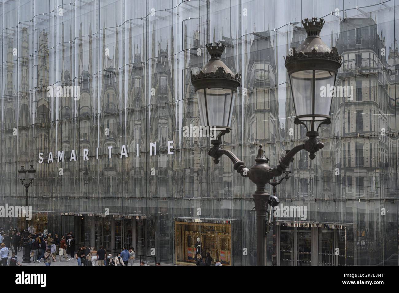 ©Julien Mattia / Le Pictorium/MAXPPP - Julien Mattia / Le Pictorium - 26/6/2021 - Frankreich / Ile-de-France / Paris - des centaines de personnes font la queue lors du Premier week-end de reouverture de la samaritaine a Paris, pour decouvrir les Renovation faites par le groupe LVMH. / 26/6/2021 - Frankreich / Ile-de-France (Region) / Paris - am ersten Wochenende der Wiedereröffnung der Samaritaine in Paris stehen Hunderte von Menschen an, um die Renovierungen der LVMH-Gruppe zu entdecken. Stockfoto
