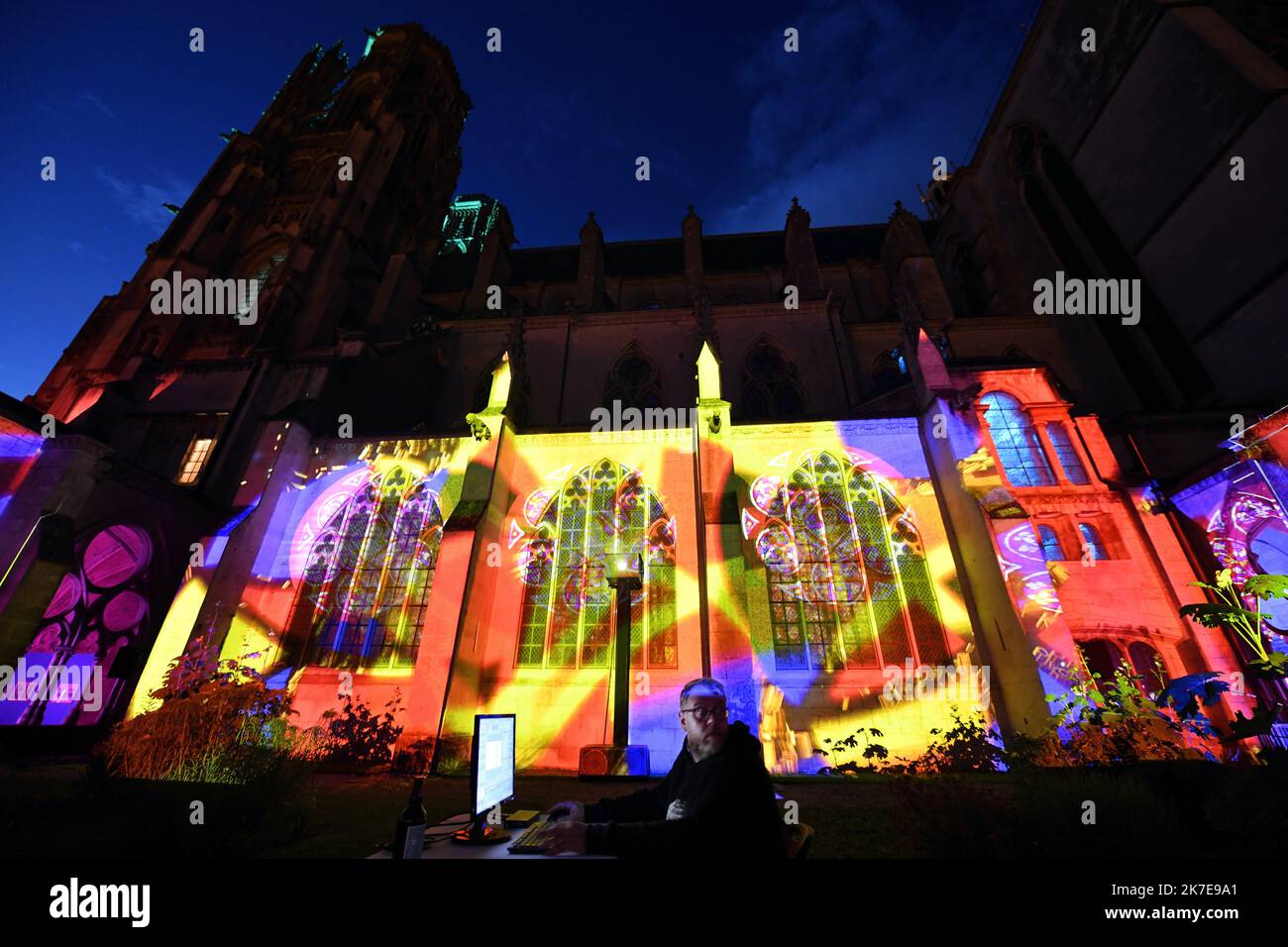 ©PHOTOPQR/L'EST REPUBLICAIN/ALEXANDRE MARCHI ; TOUL ; 01/07/2021 ; PATRIMOINE - HISTOIRE - 800 ANS DE LA CATHEDRALE SAINT ETIENNE - SON ET LUMIERE - SPECTACLE - LE CLOITRE. Toul 1er Juillet 2021. 'Alpha et Oméga', la nouvelle mise en Lumière intérieure de la cathédrale Saint-Etienne de Toul avec son ambiance sonore. Une fresque Haute en couleurs, renouvelée chaque soir de représentation, à découvrir en déambulation libre pour les 800 ans de la cathédrale. FOTO Alexandre MARCHI. - 800 JAHRE KATHEDRALE VON SAINT ETIENNE. Stockfoto