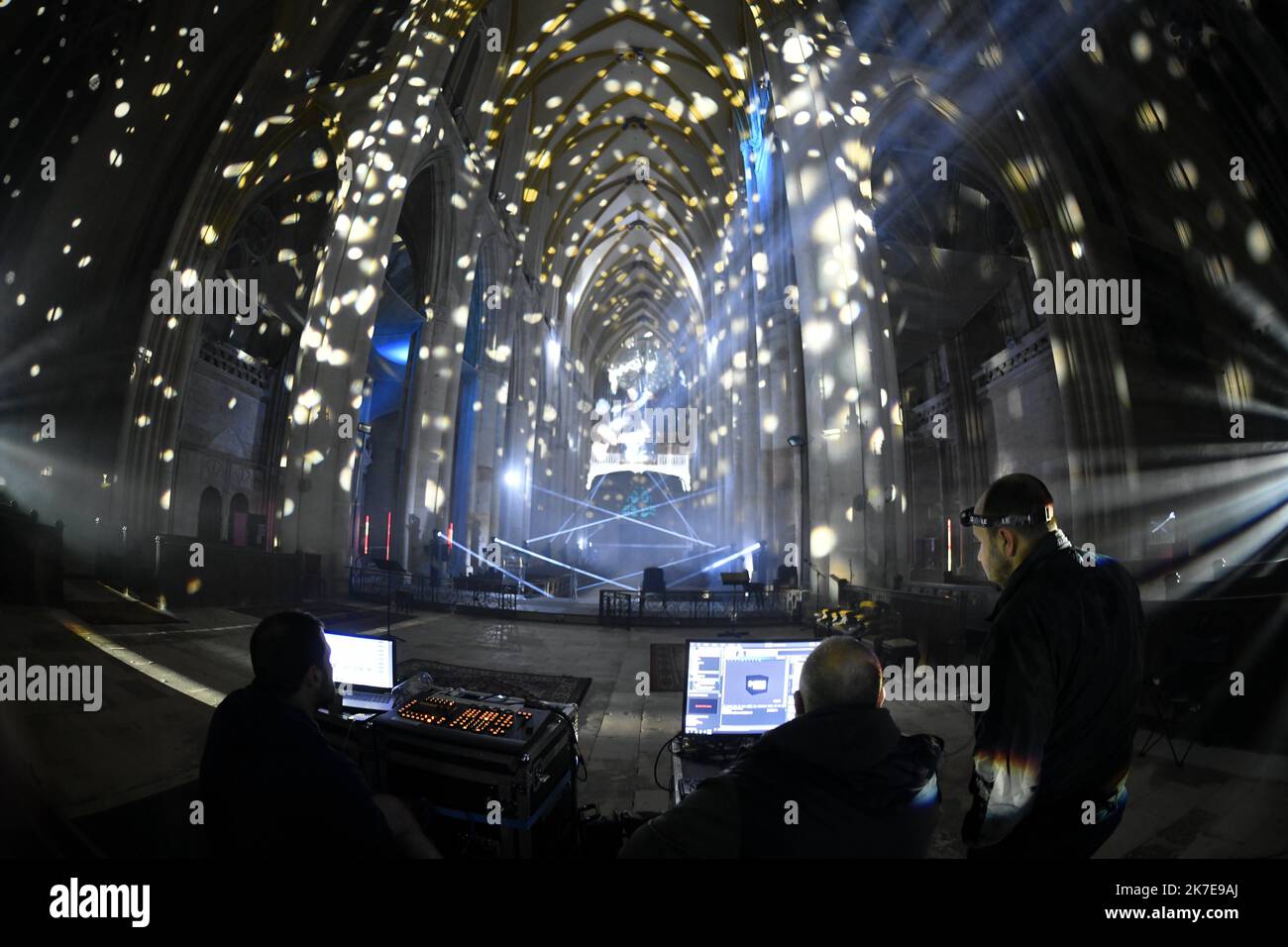 ©PHOTOPQR/L'EST REPUBLICAIN/ALEXANDRE MARCHI ; TOUL ; 01/07/2021 ; PATRIMOINE - HISTOIRE - 800 ANS DE LA CATHEDRALE SAINT ETIENNE - SON ET LUMIERE - SPECTACLE. Toul 1er Juillet 2021. 'Alpha et Oméga', la nouvelle mise en Lumière intérieure de la cathédrale Saint-Etienne de Toul avec son ambiance sonore. Une fresque Haute en couleurs, renouvelée chaque soir de représentation, à découvrir en déambulation libre pour les 800 ans de la cathédrale. FOTO Alexandre MARCHI. - 800 JAHRE KATHEDRALE VON SAINT ETIENNE. Stockfoto